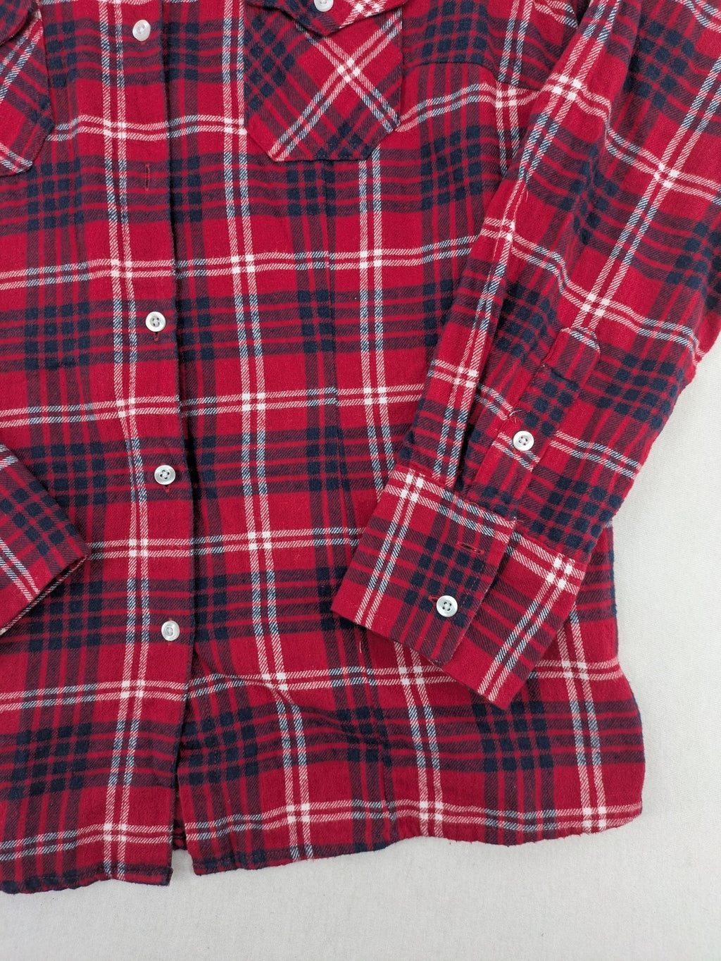 Baumwolle red check flannel shirt long sleeve with two chest pockets and button-down collar.