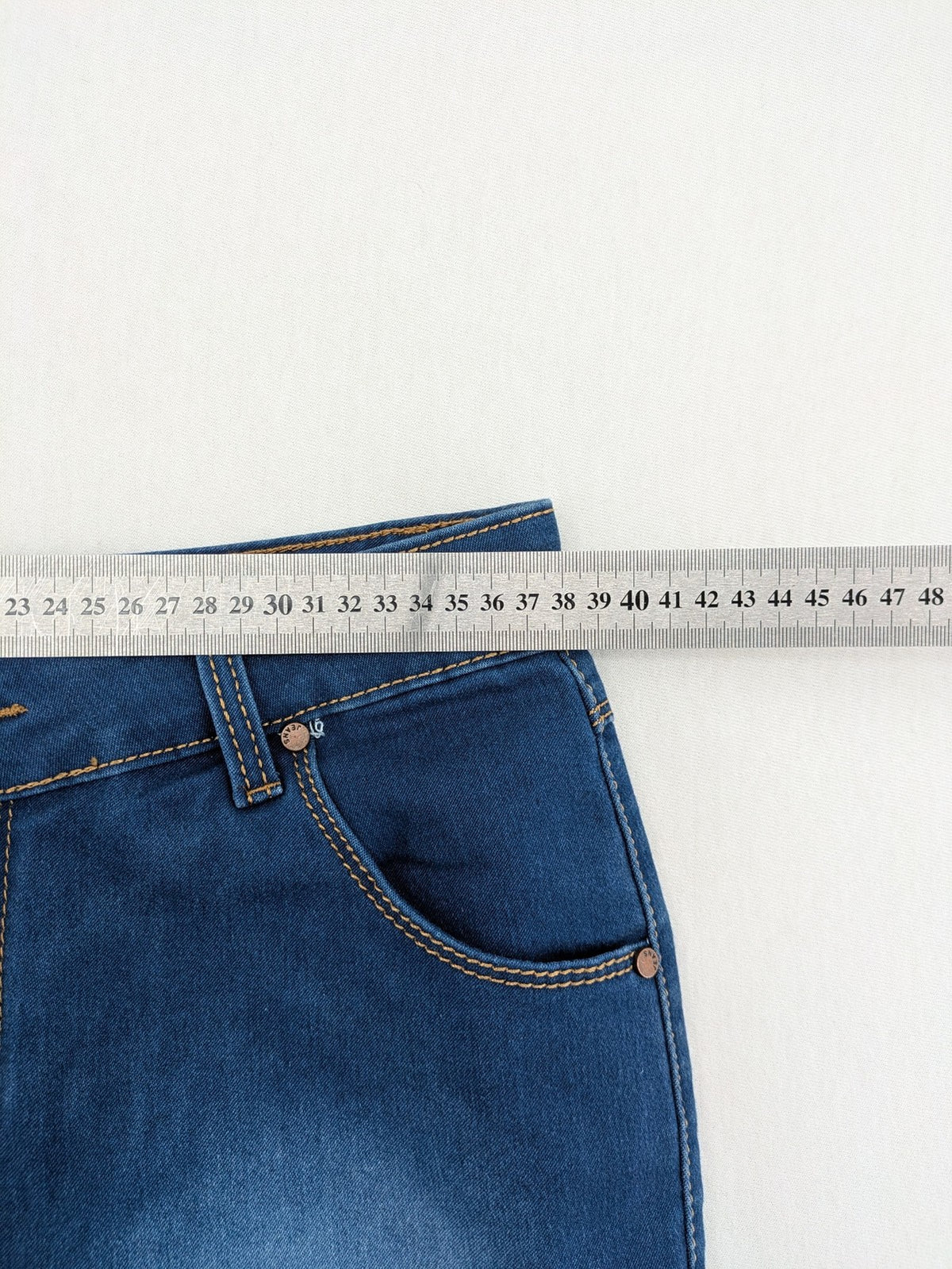Rose Player pink denim pencil skirt, five-pocket design, comfortable stretch material.