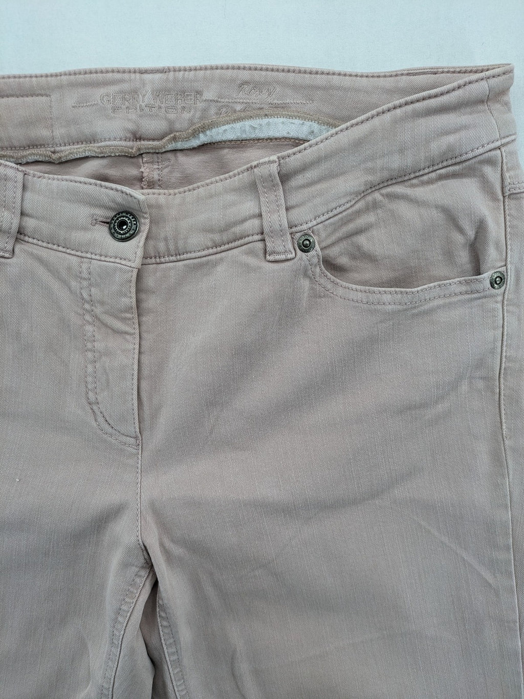 Gerry Weber pink straight jeans classic 5-pocket style with zipper and button closure.