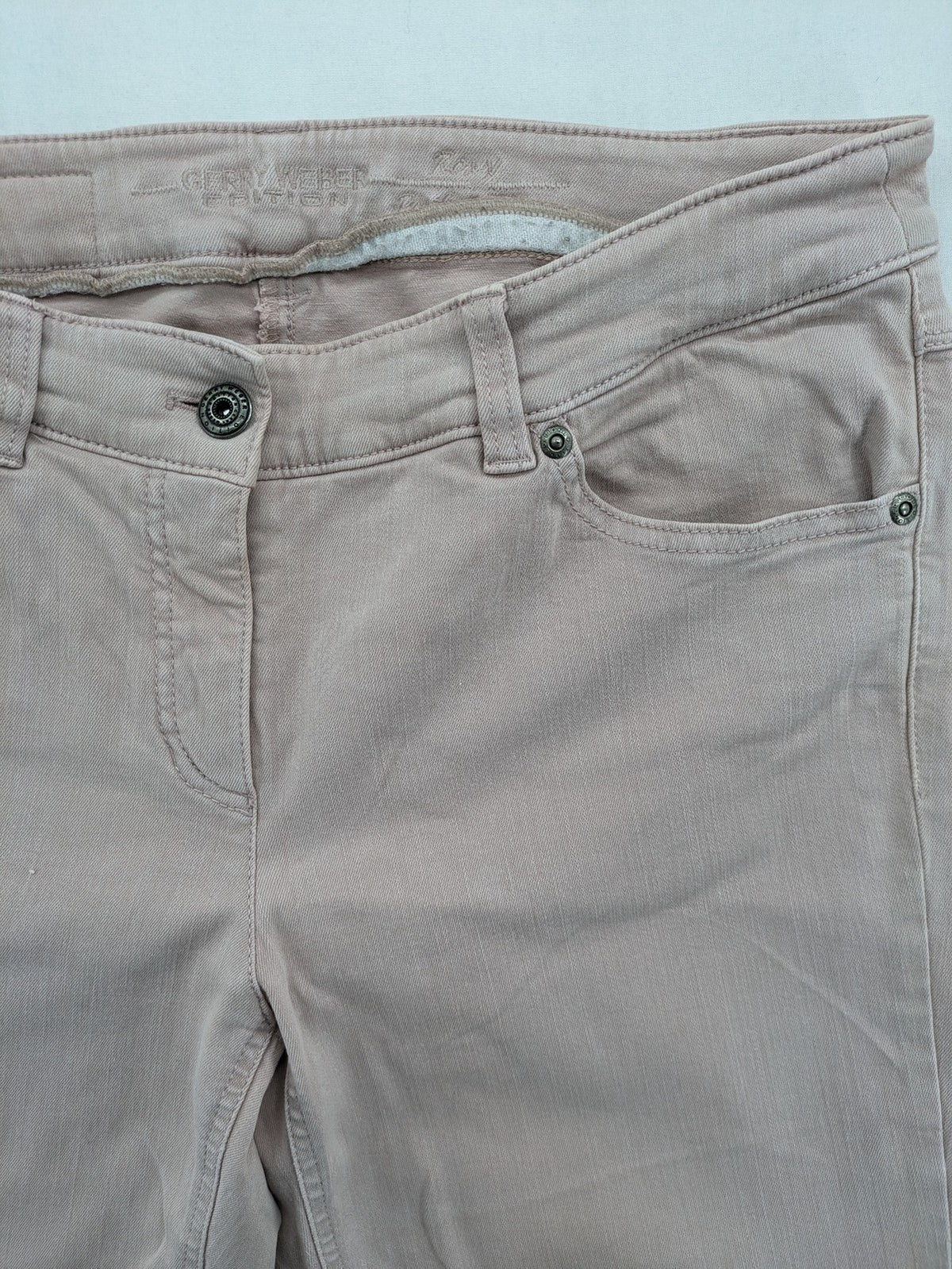 Gerry Weber pink straight jeans classic 5-pocket style with zipper and button closure.
