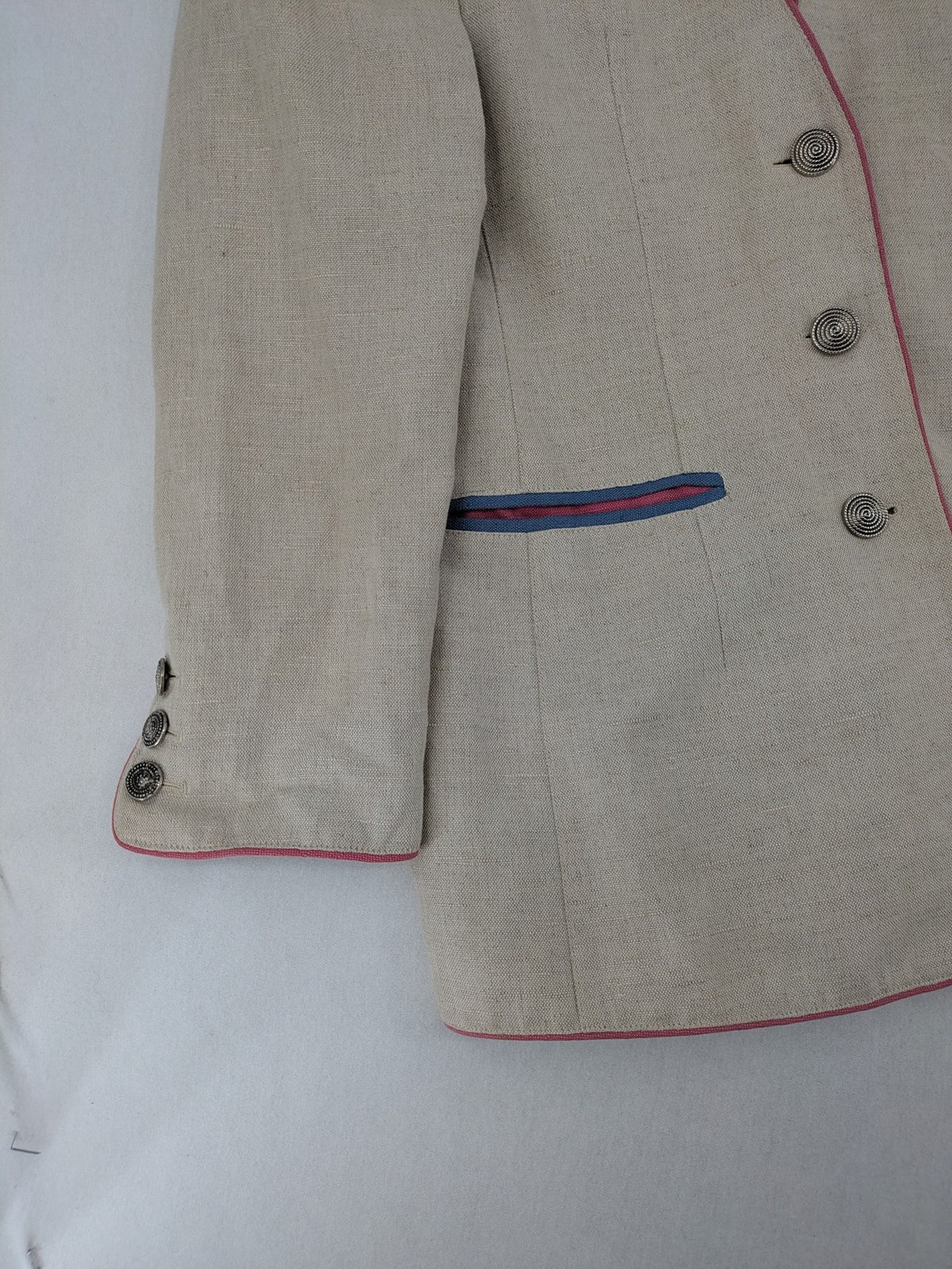 Damen Trachtenjacke beige linen look with pink and blue piping, decorative metal buttons, polka dot lining.