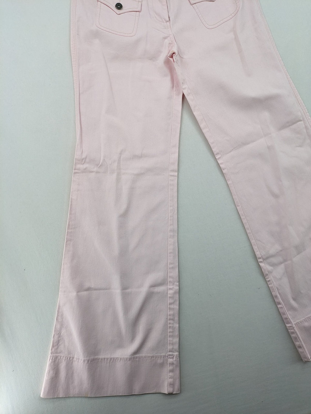s.Oliver green bootcut pants with front pockets and button details, made of cotton-elastane blend.