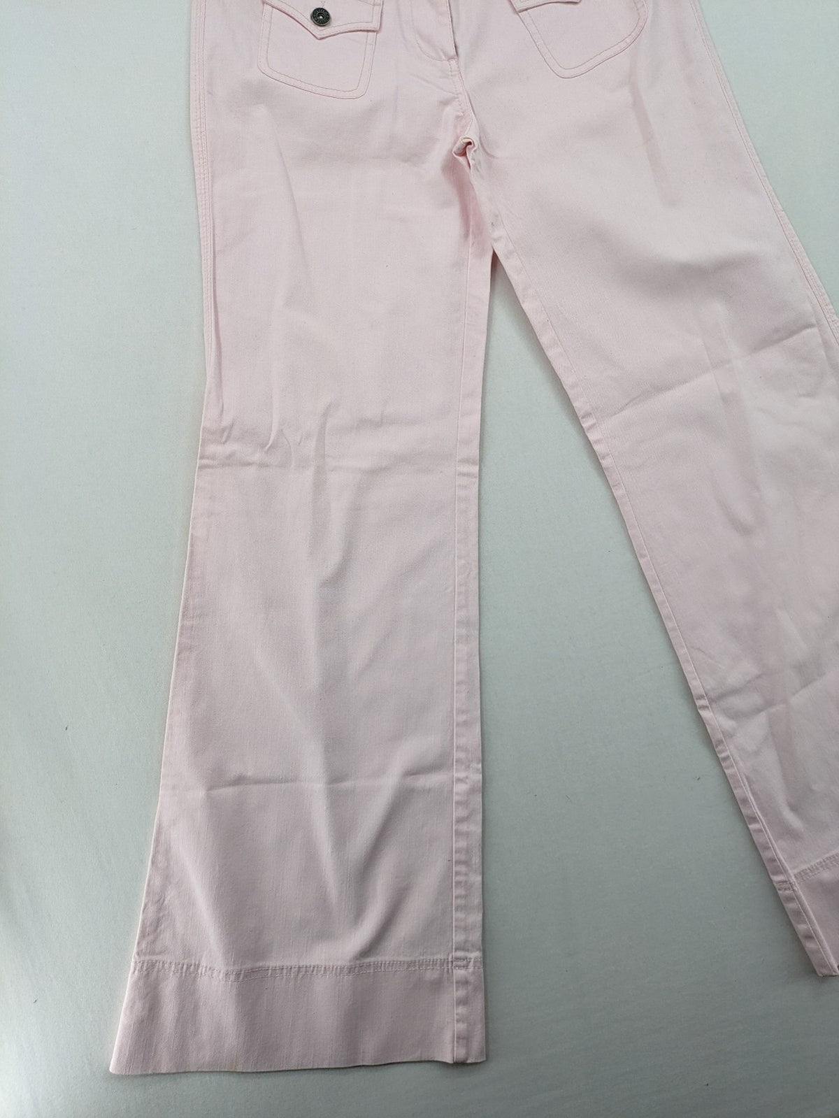 s.Oliver green bootcut pants with front pockets and button details, made of cotton-elastane blend.