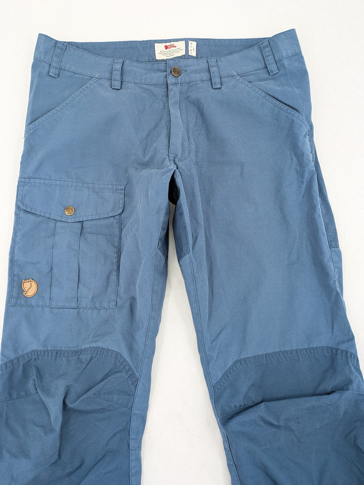 Fjällräven blue trousers G-1000 fabric, regular fit, mid waist, versatile for outdoor activities.