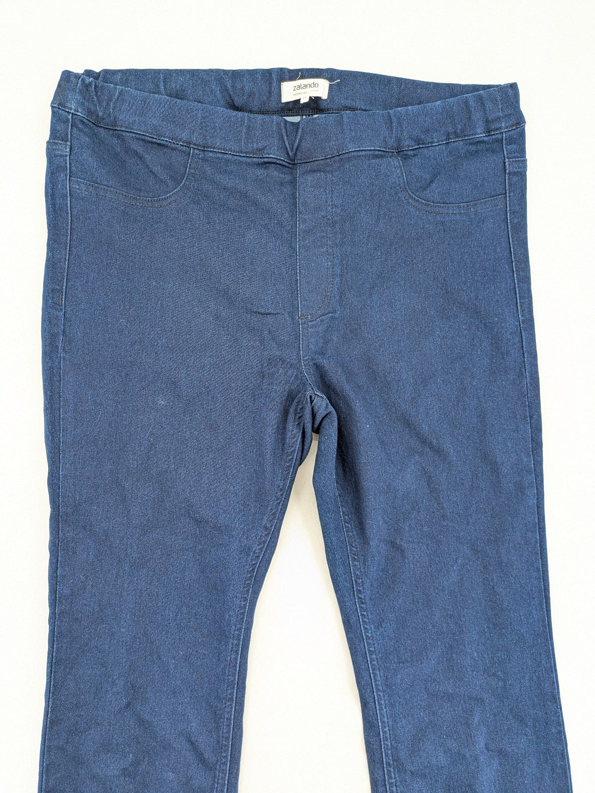 Zalando Essentials blue straight jeans with classic 5-pocket design and elastic waistband.