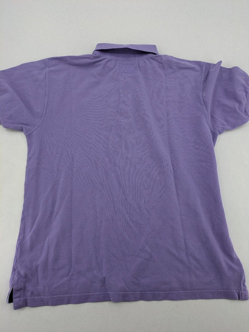 Arqueonautas purple polo shirt, short sleeves, embroidered logo, 100% cotton.
