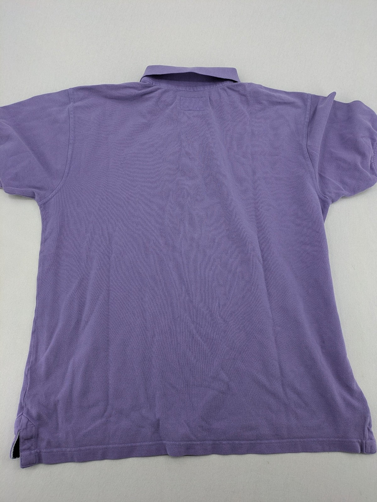 Arqueonautas purple polo shirt, short sleeves, embroidered logo, 100% cotton.