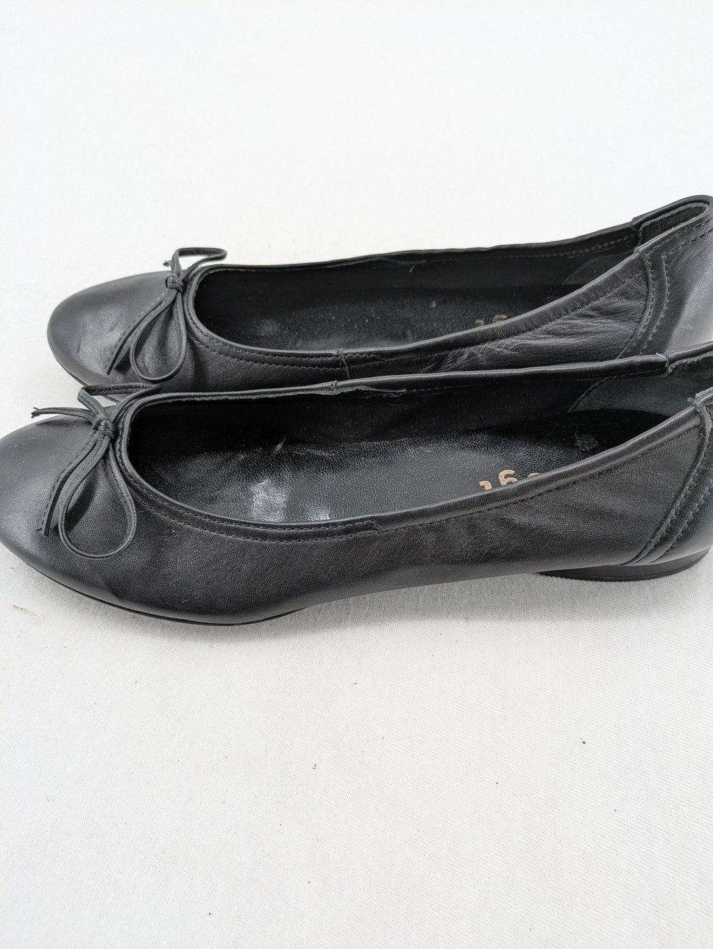 Högl black ballerinas smooth leather with decorative bow and rounded toe design.