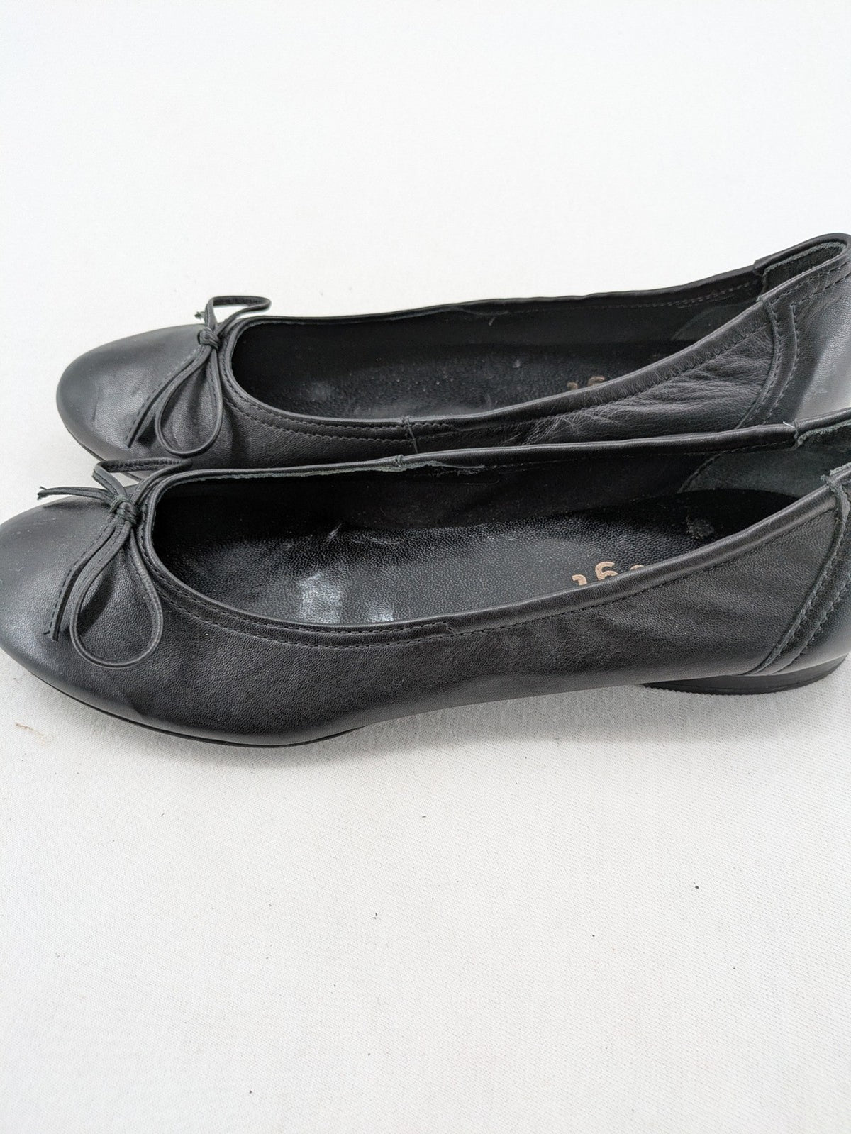 Högl black ballerinas smooth leather with decorative bow and rounded toe design.