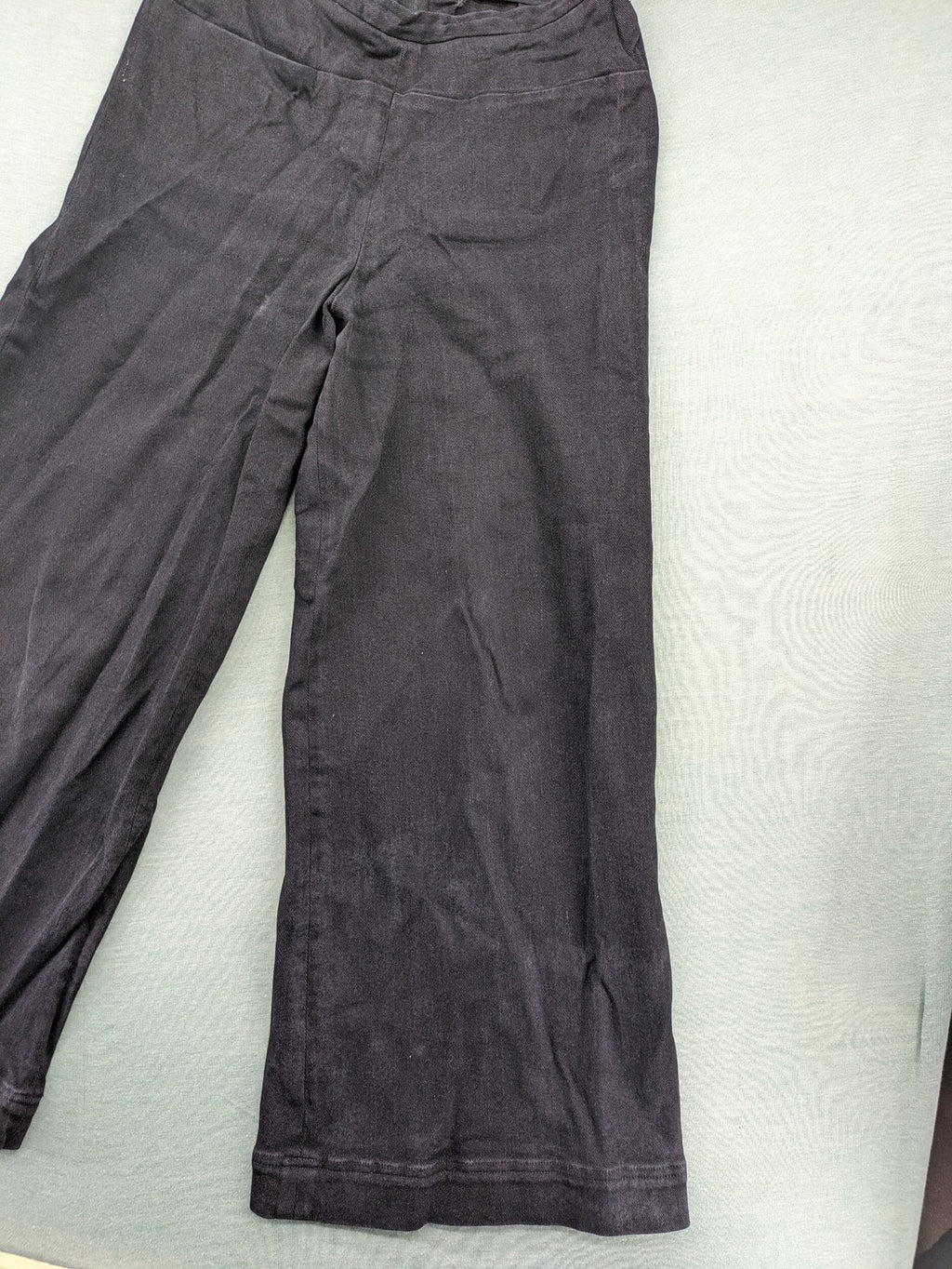 Tailor black culotte pants high waist wide leg with discreet back zipper.