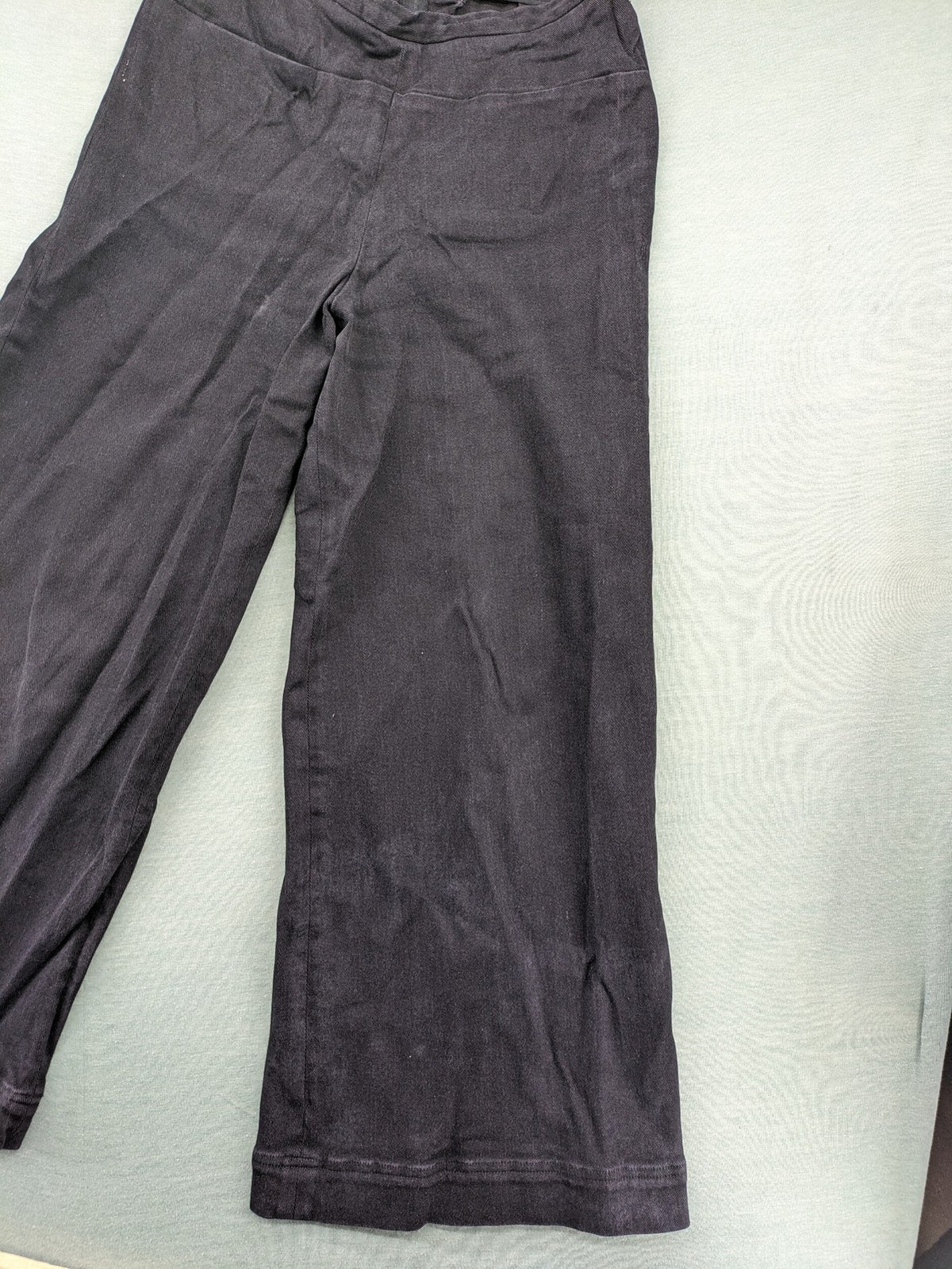 Tailor black culotte pants high waist wide leg with discreet back zipper.