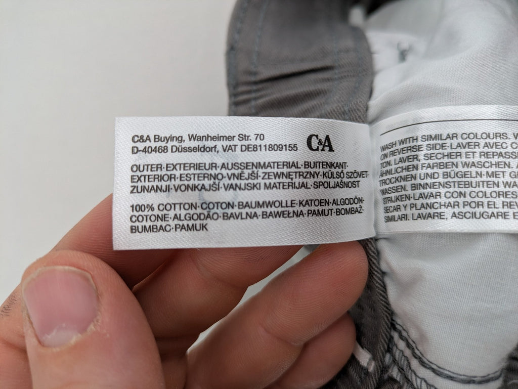 C&A grey cargo shorts with multiple pockets and elastic waistband, made of cotton.