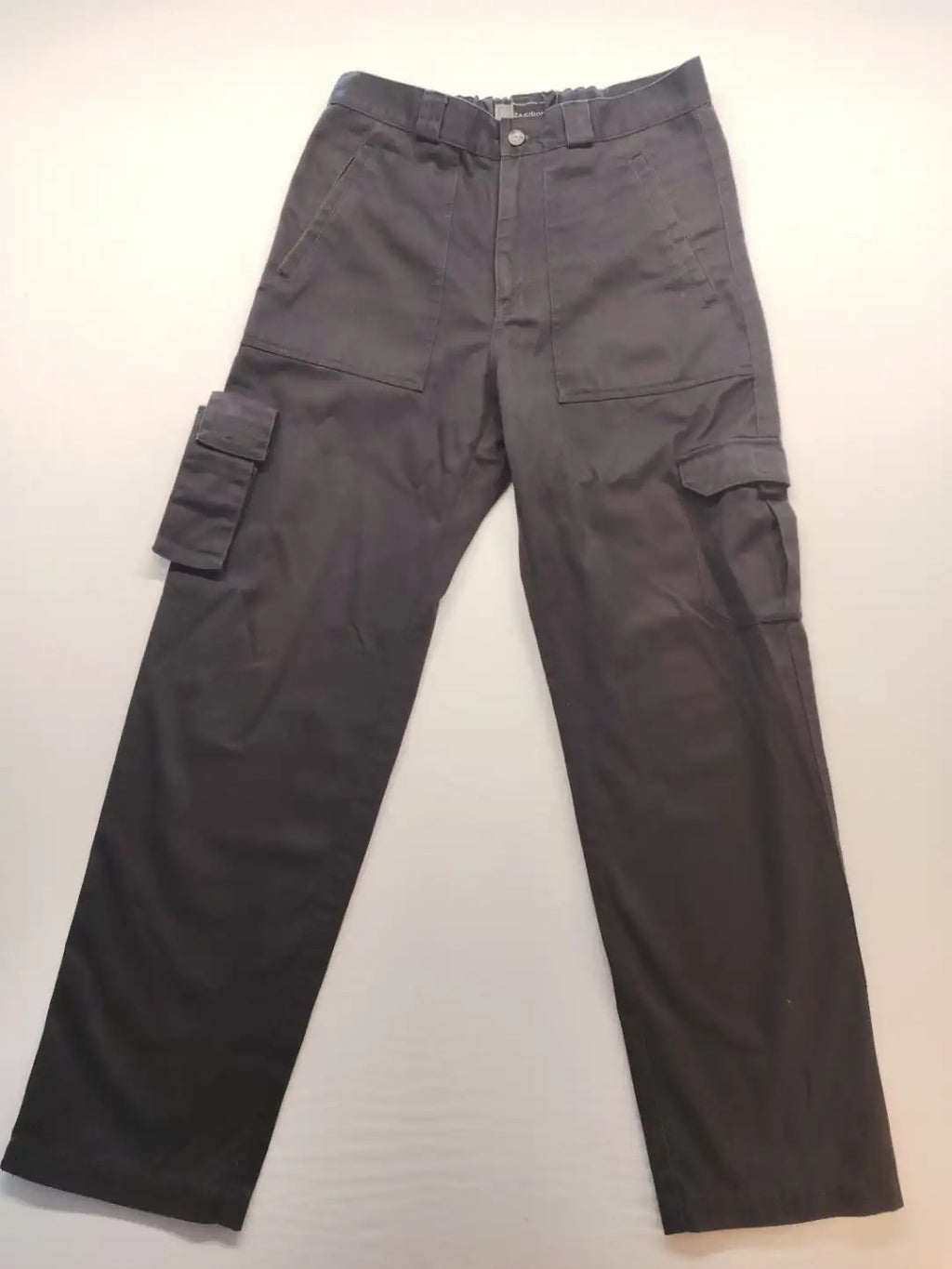 Herren grey cargo pants with multiple pockets, elastic waistband, durable polyester-cotton blend.