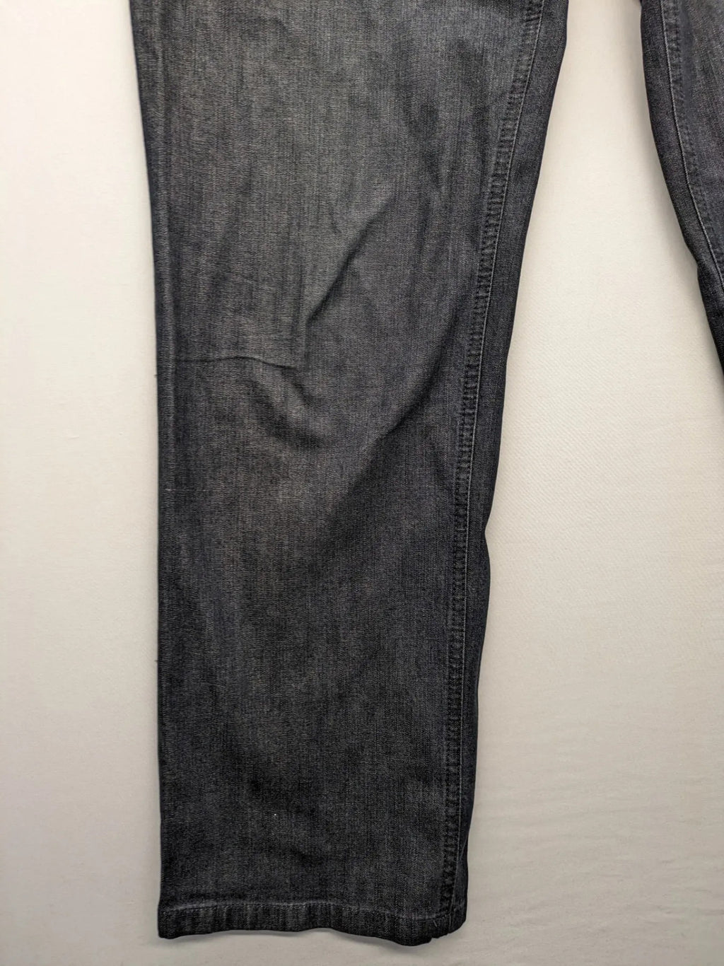 Hiltl grey straight jeans classic 5-pocket design with zipper, premium denim material.