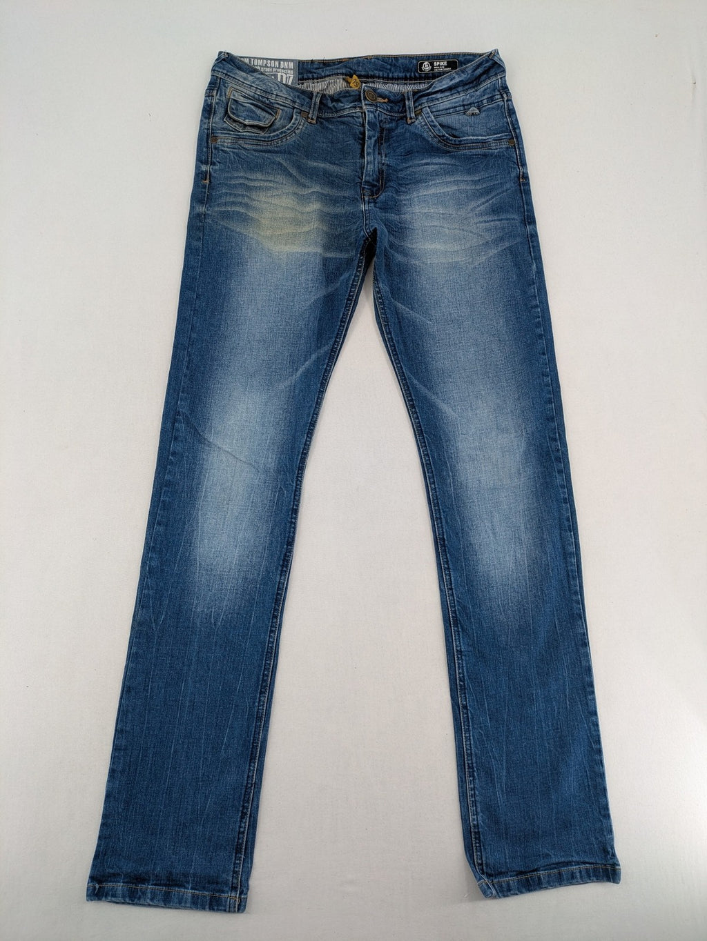 Tom Tompson blue straight jeans with classic 5-pocket style and subtle used effects.