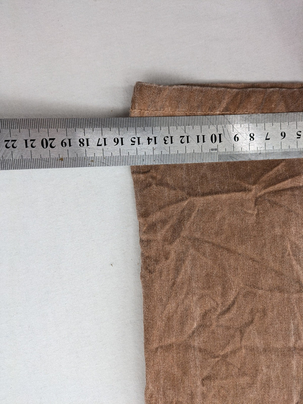 TREDY brown high-waist pants with decorative button placket and elastic waistband, soft knit texture.