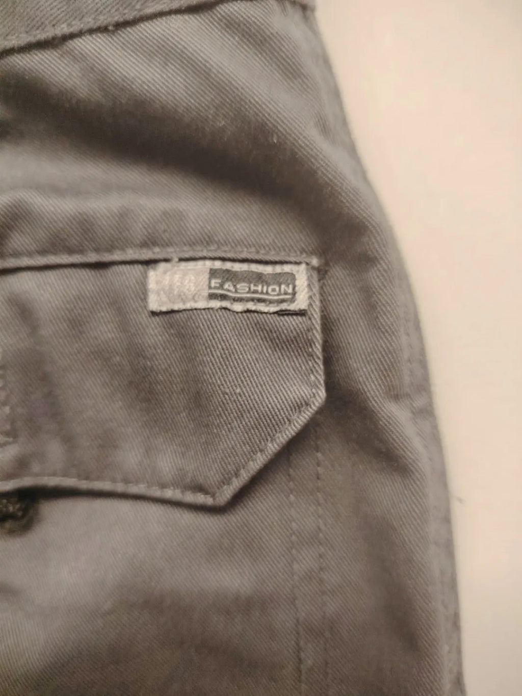 Herren grey cargo pants with multiple pockets, elastic waistband, durable polyester-cotton blend.