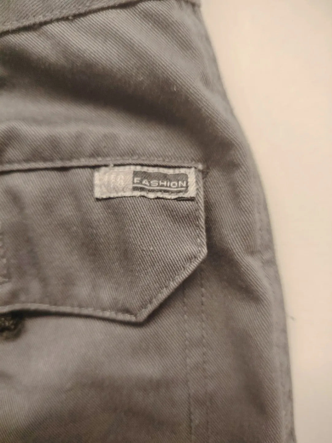 Herren grey cargo pants with multiple pockets, elastic waistband, durable polyester-cotton blend.