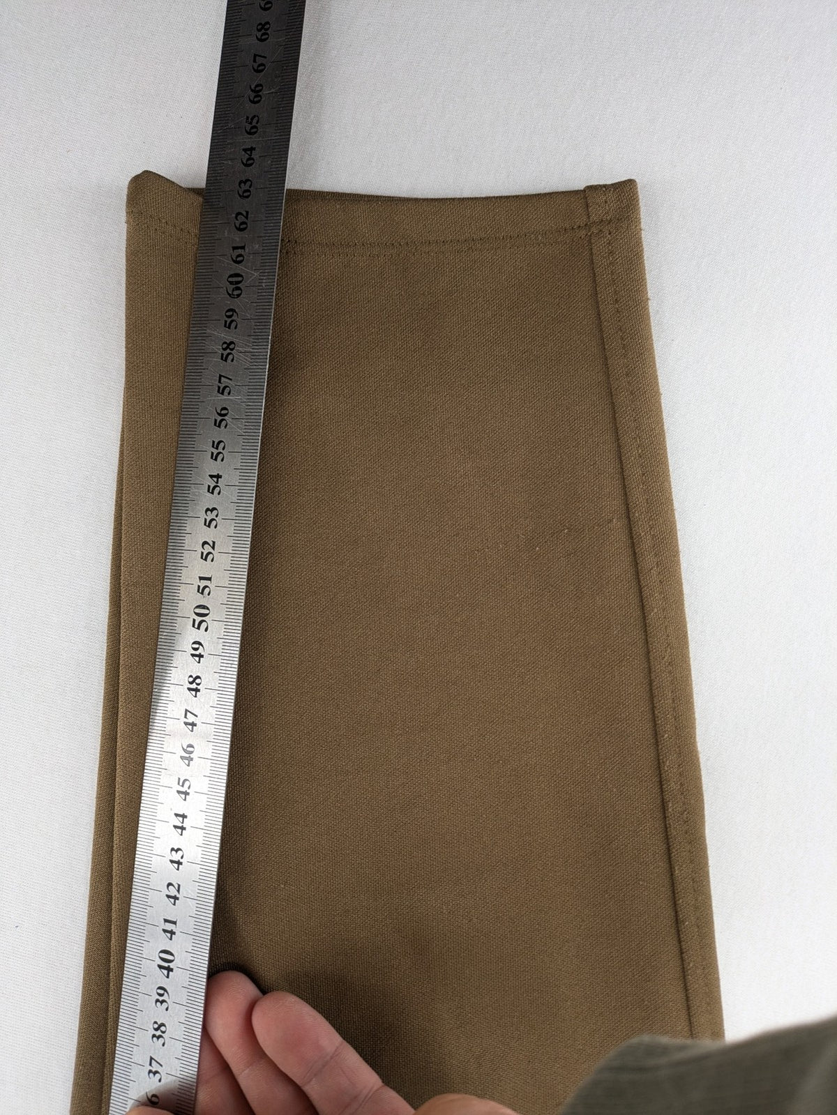 Zara khaki pants pull-on design with elastic waistband and side pockets.