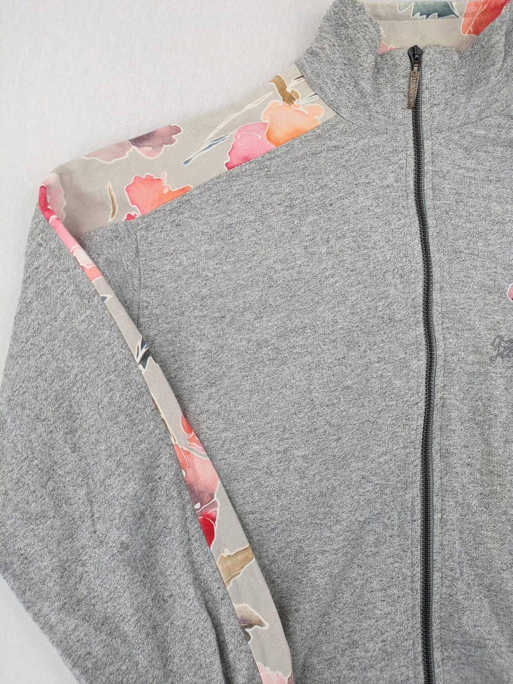 Stautz vintage jacket grey floral pattern with embroidered details and zip closure.