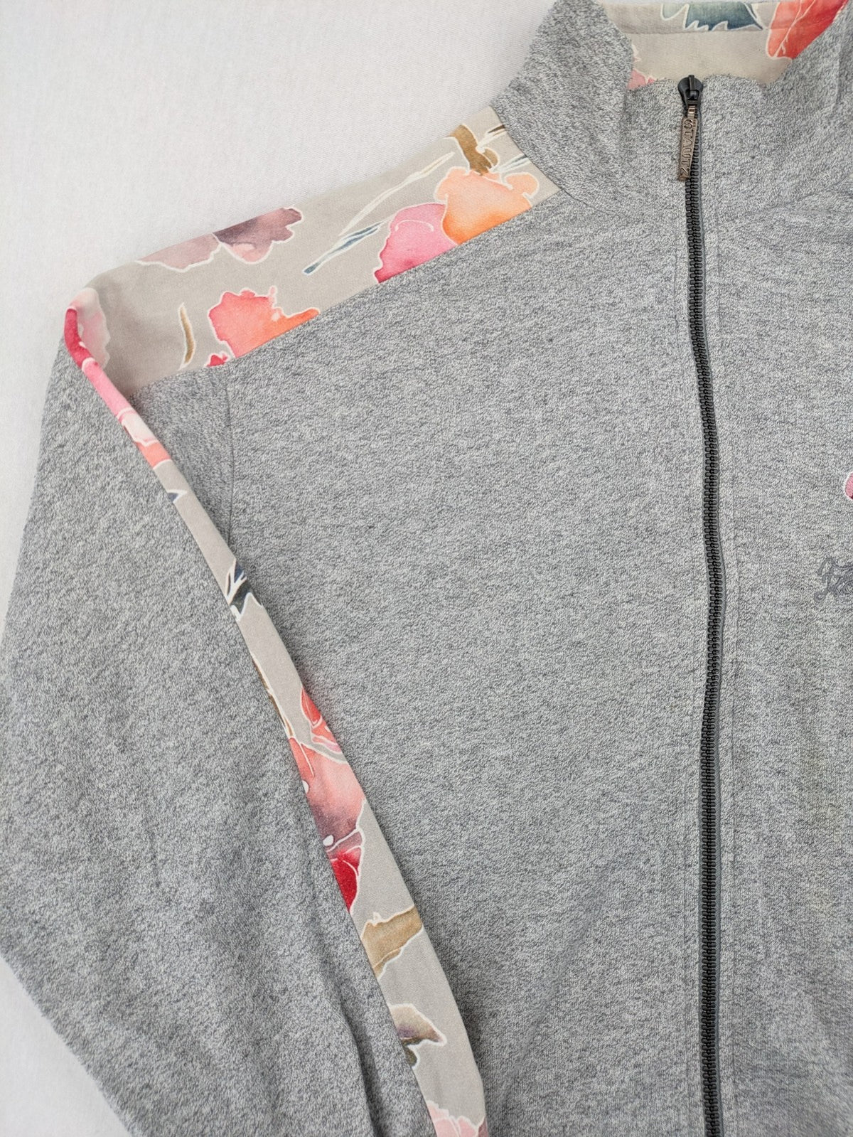 Stautz vintage jacket grey floral pattern with embroidered details and zip closure.
