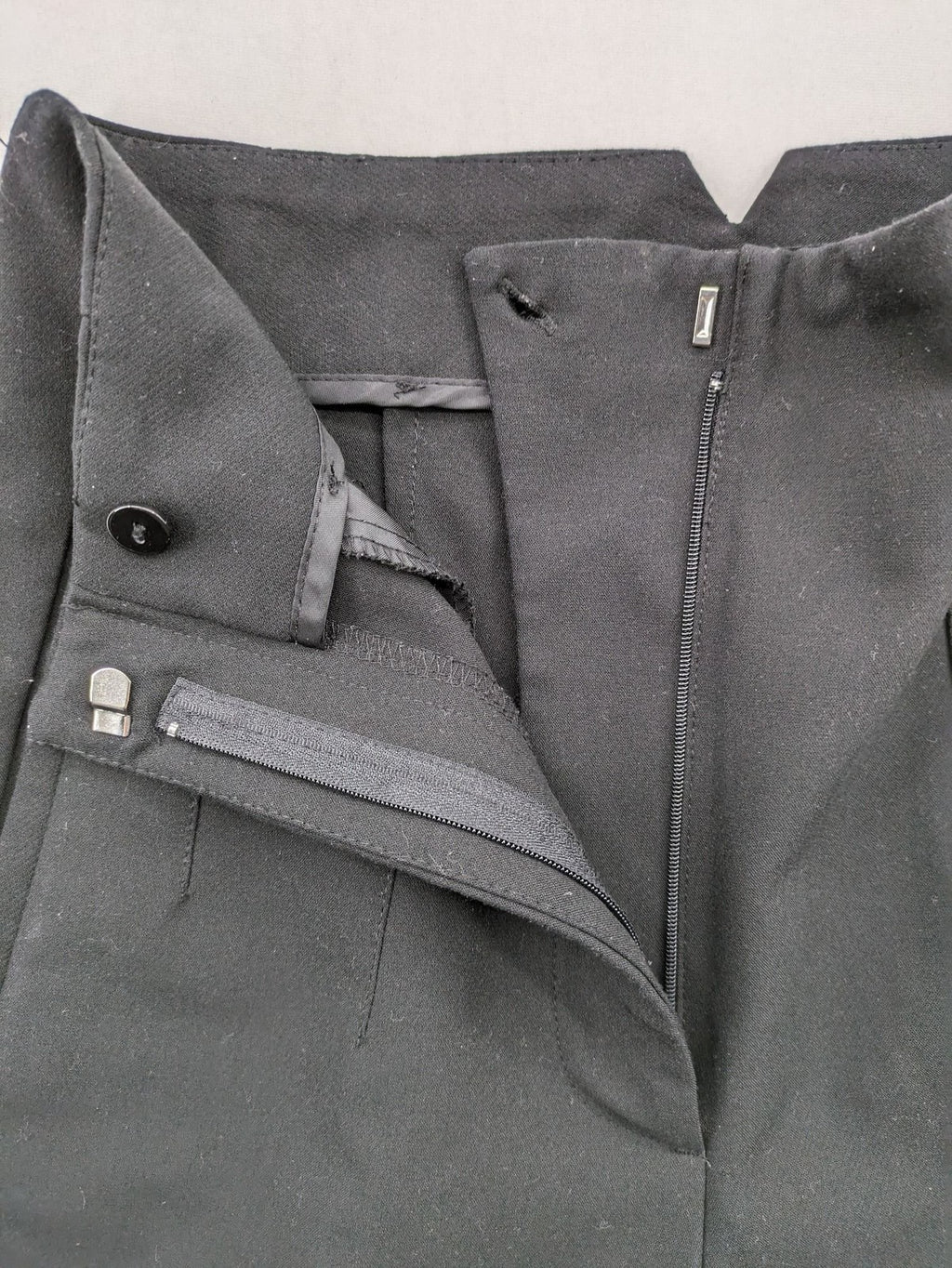 Zara black high-waist pants with concealed zipper, hook and button closure, elegant design.
