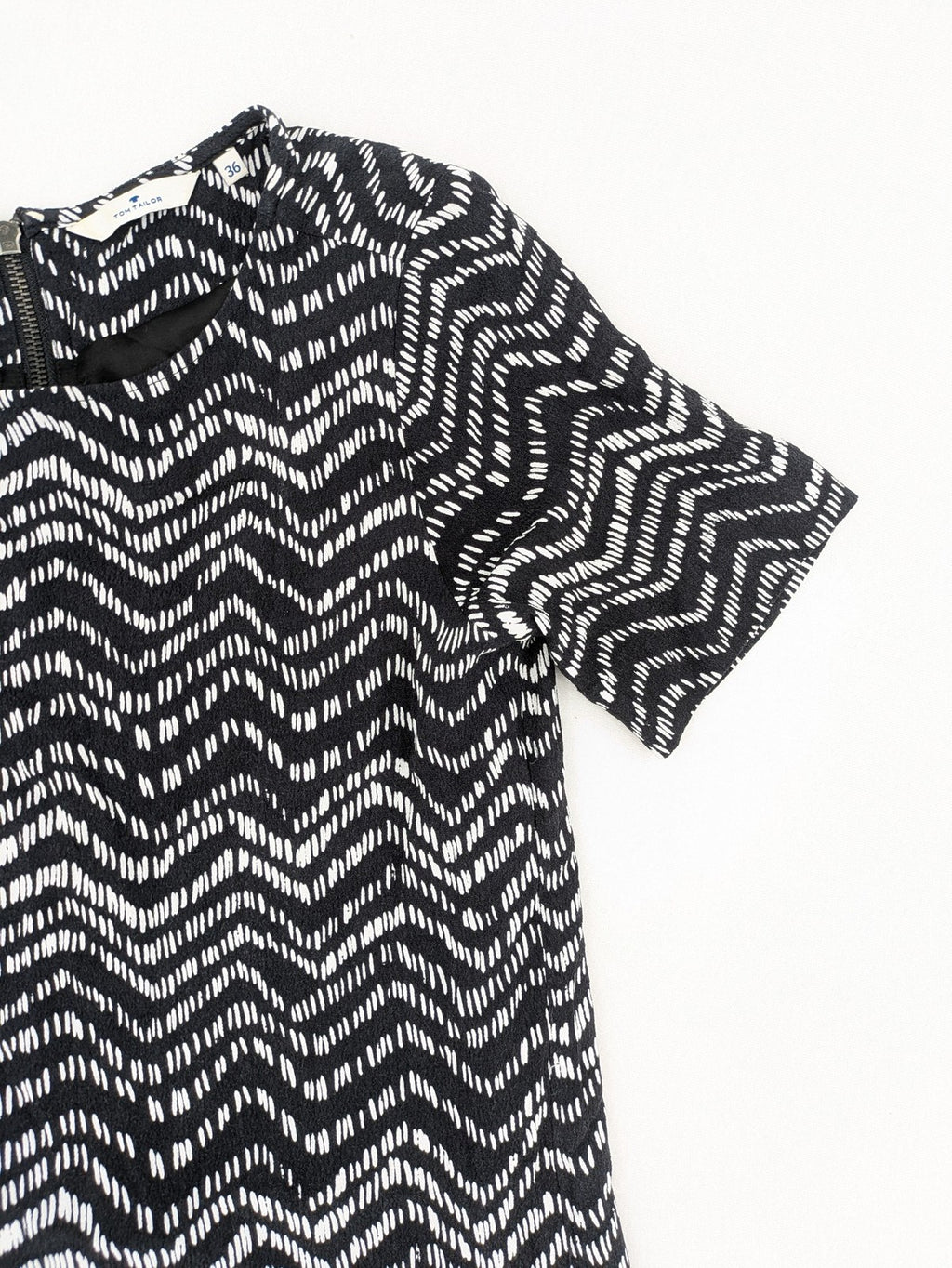Tom Tailor black and white patterned dress with short sleeves and zigzag design.