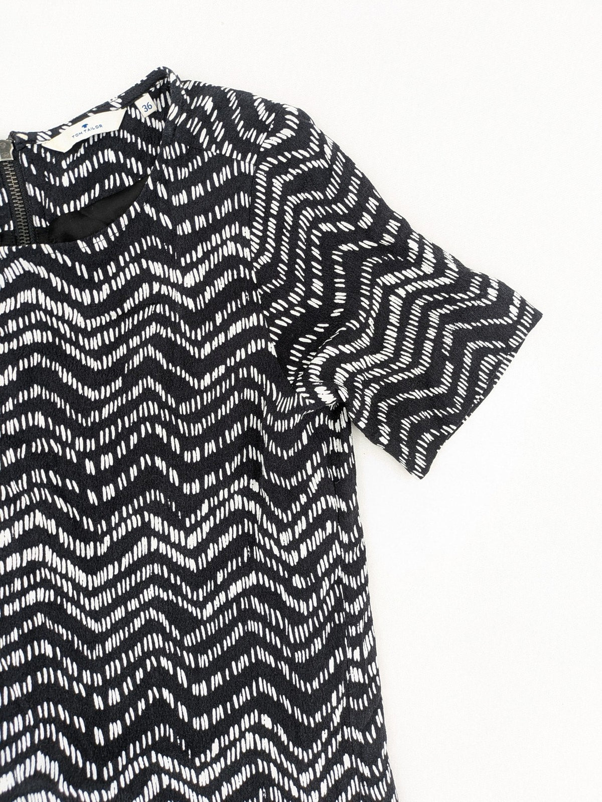 Tom Tailor black and white patterned dress with short sleeves and zigzag design.