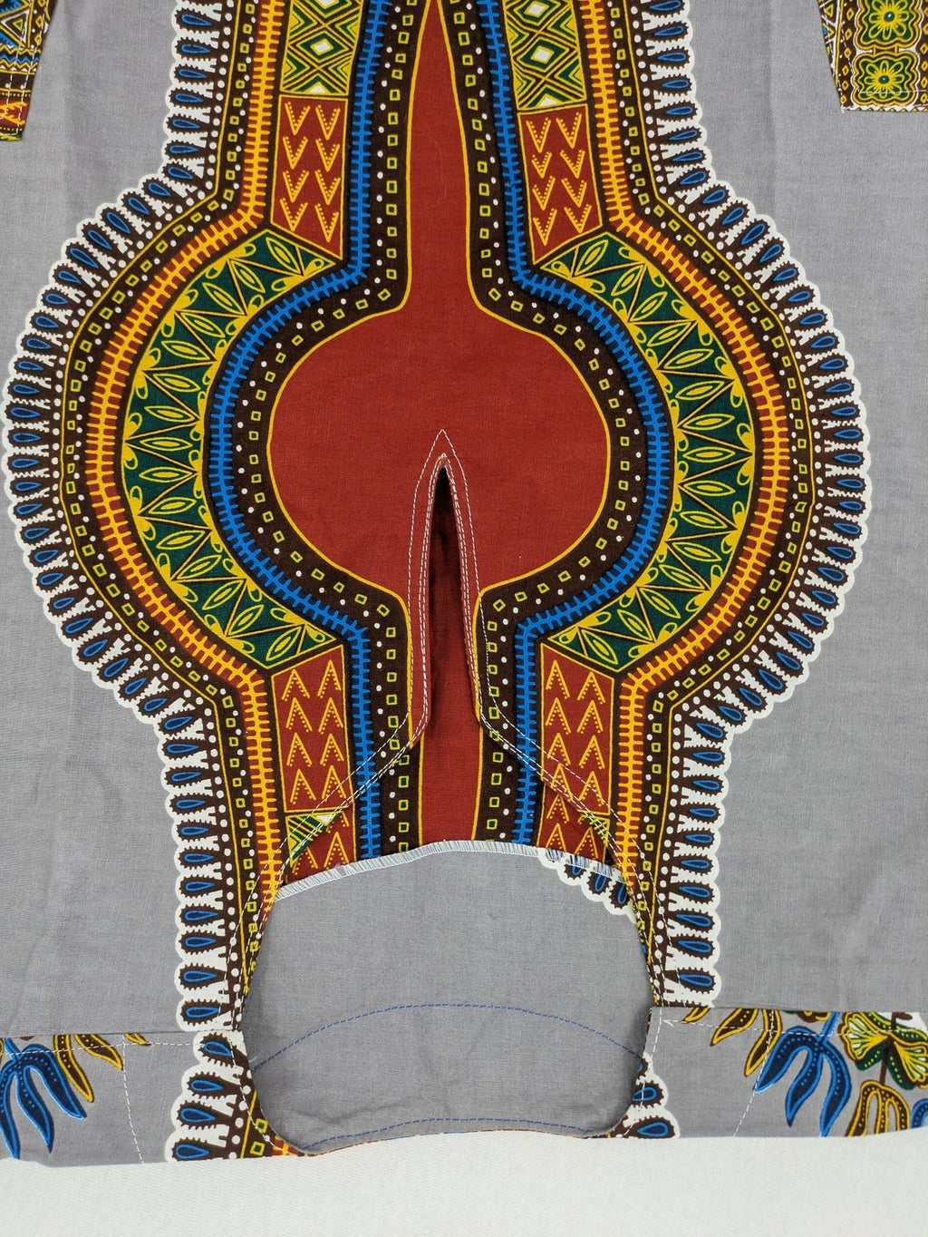 Kaftan multi Dashiki top grey with tribal patterns and front pockets, V-neck design.