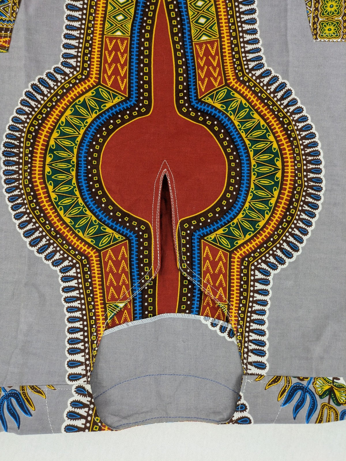 Kaftan multi Dashiki top grey with tribal patterns and front pockets, V-neck design.