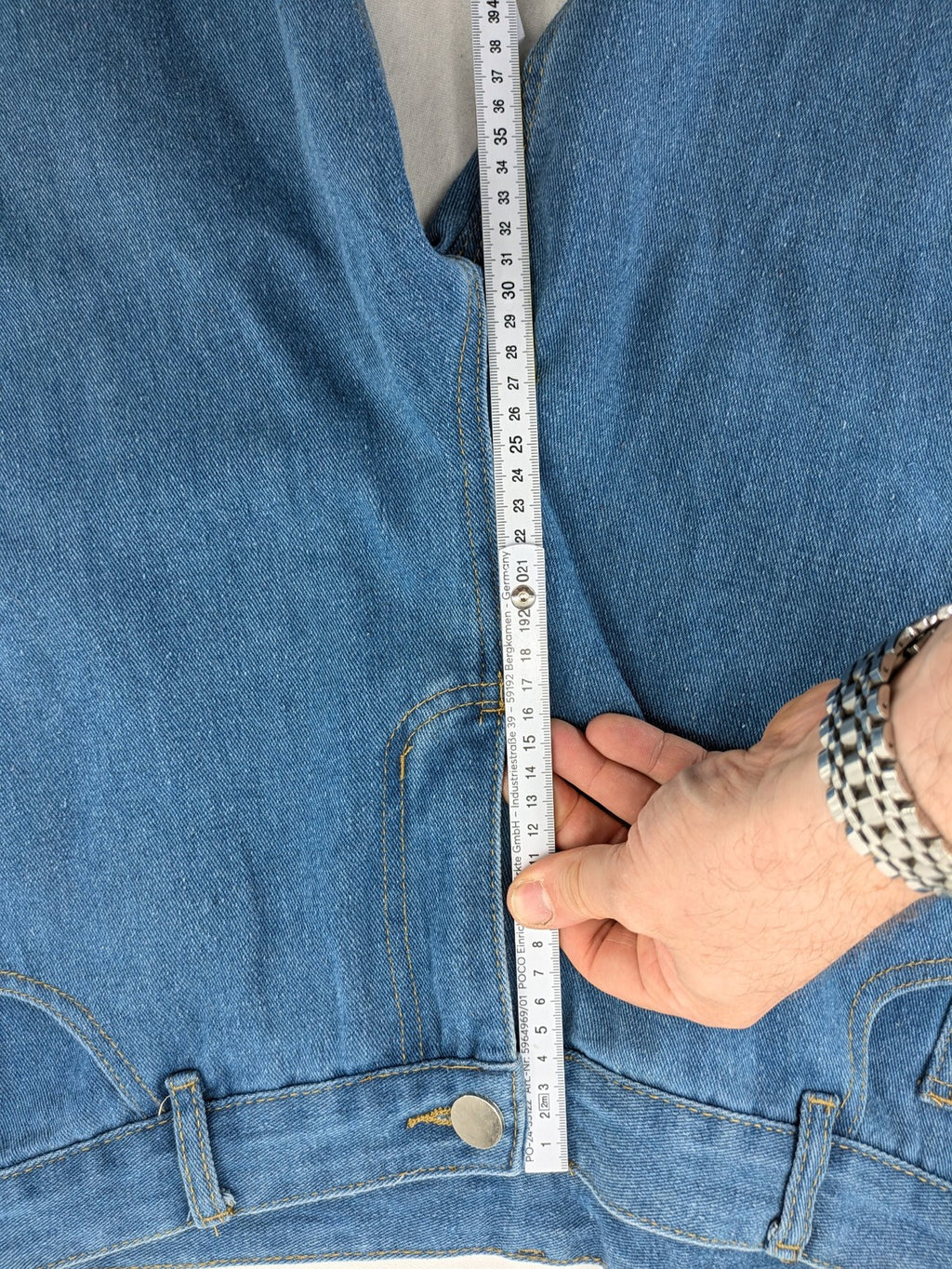 Straight Leg blue straight jeans high waist with classic denim material and button closure.