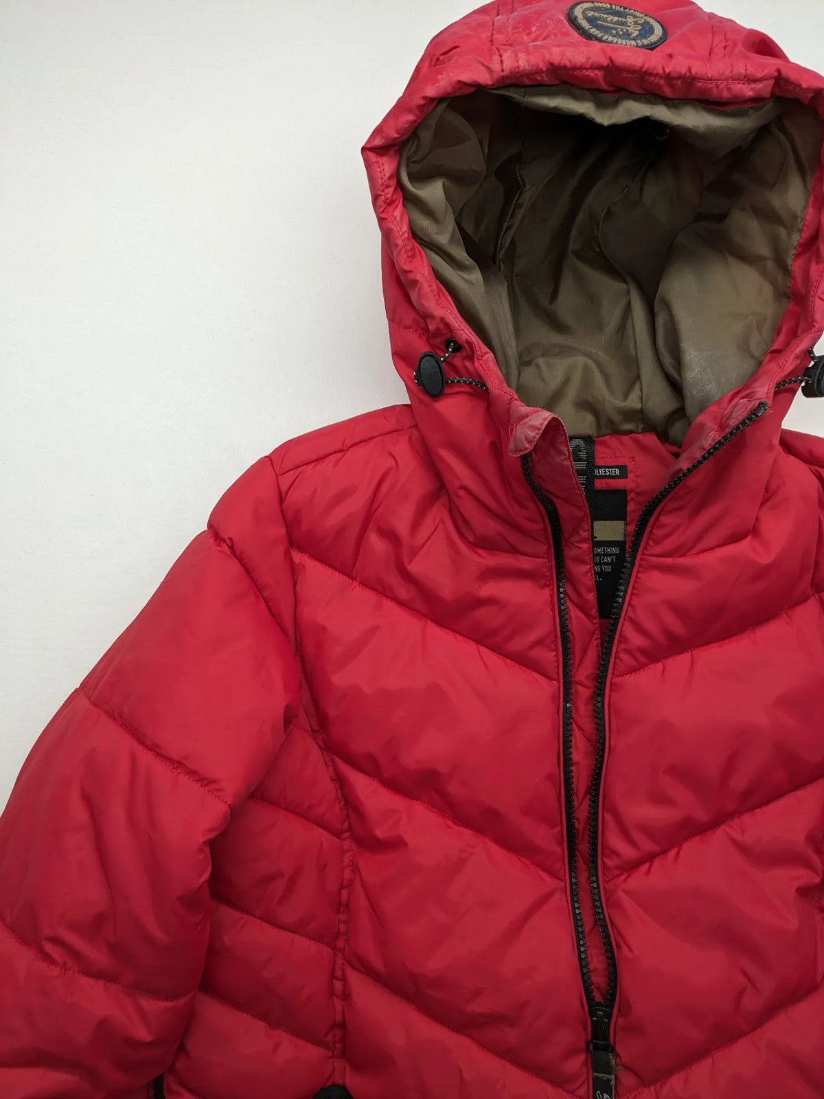 Sublevel red puffer jacket size S, chevron quilted pattern, adjustable hood, recycled polyester lining.