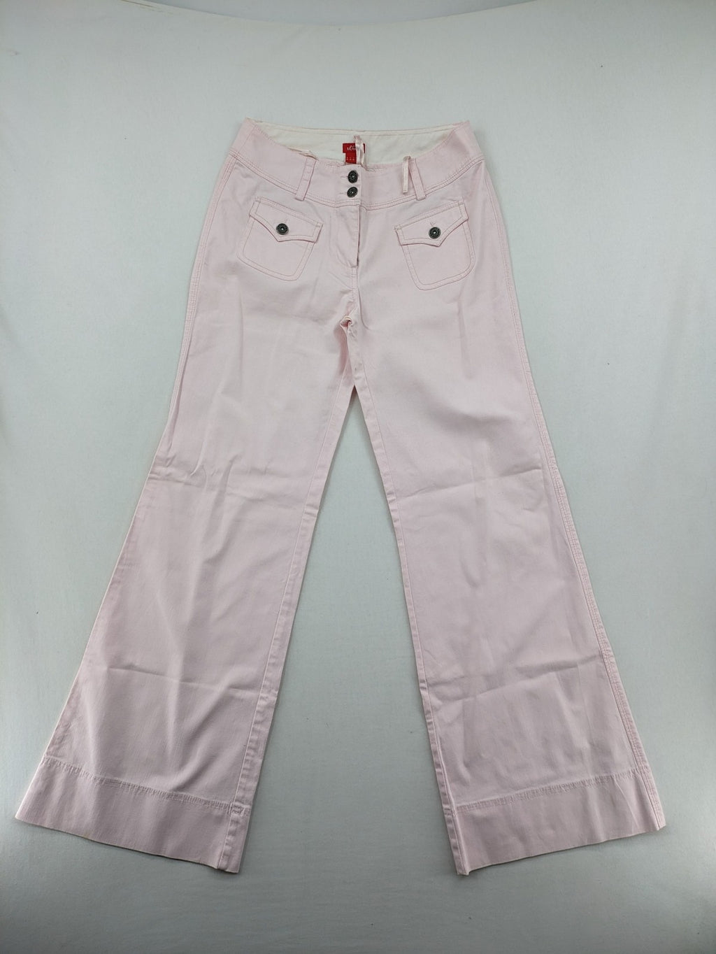 s.Oliver green bootcut pants with front pockets and button details, made of cotton-elastane blend.
