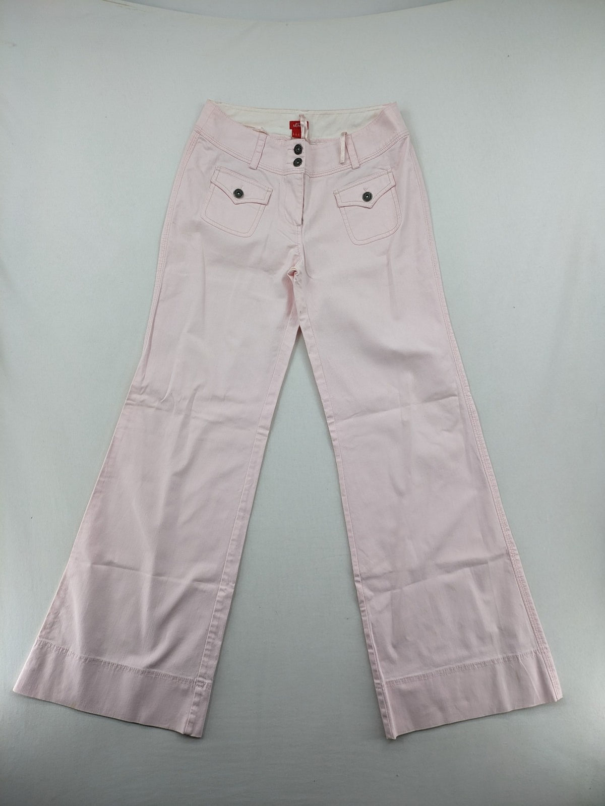 s.Oliver green bootcut pants with front pockets and button details, made of cotton-elastane blend.