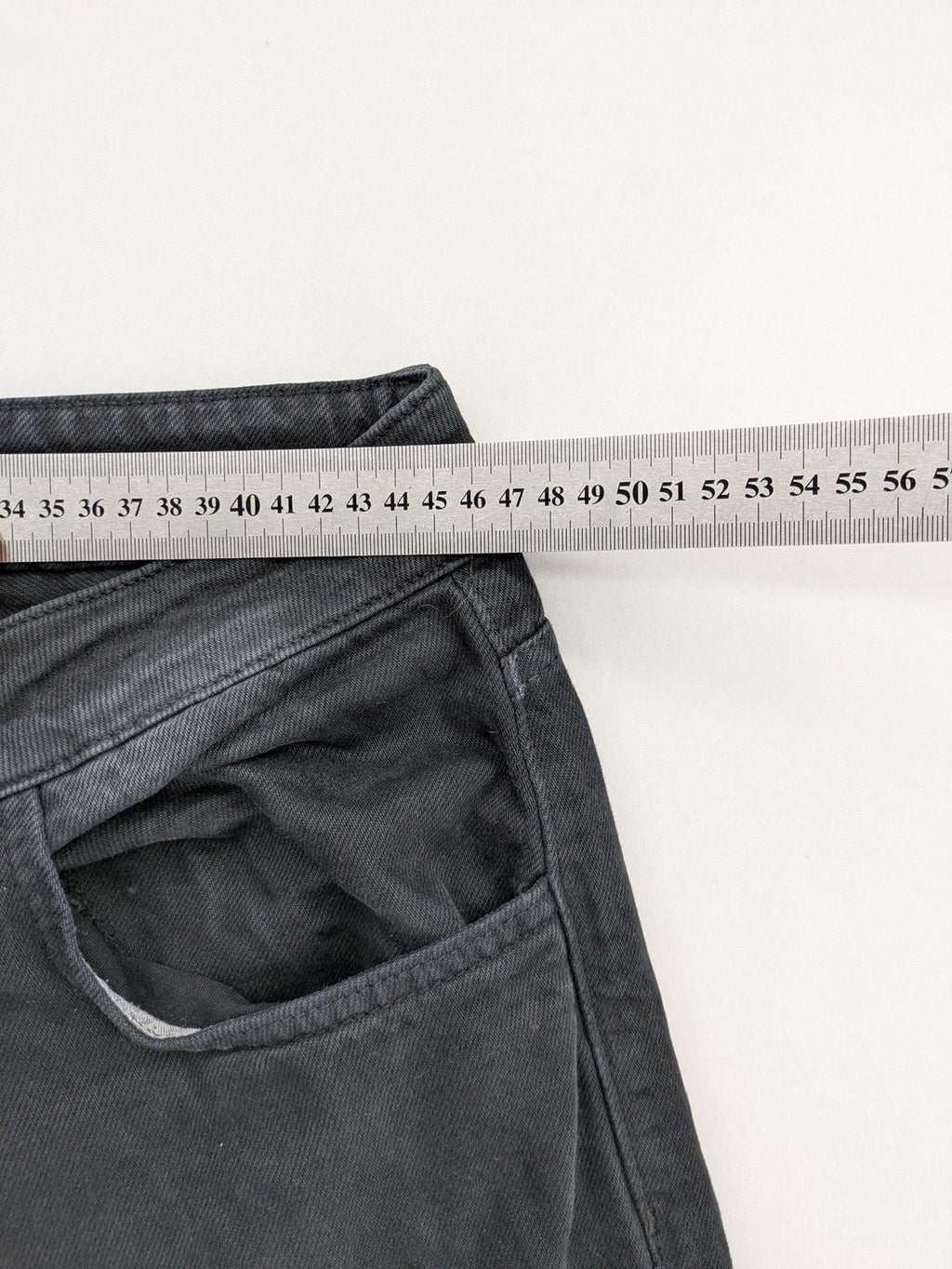 Colors grey straight jeans with washed look and classic 5-pocket design.