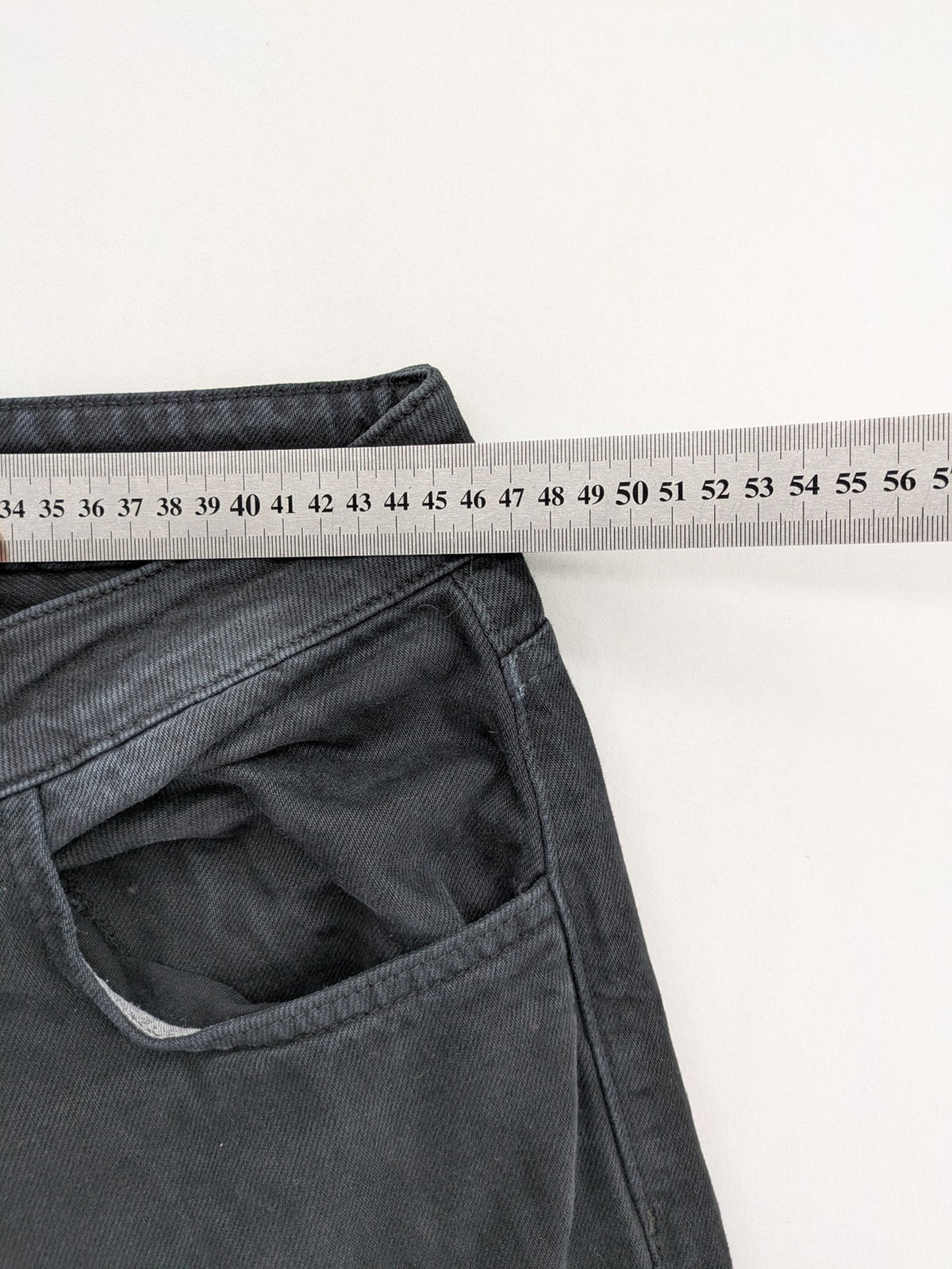 Colors grey straight jeans with washed look and classic 5-pocket design.