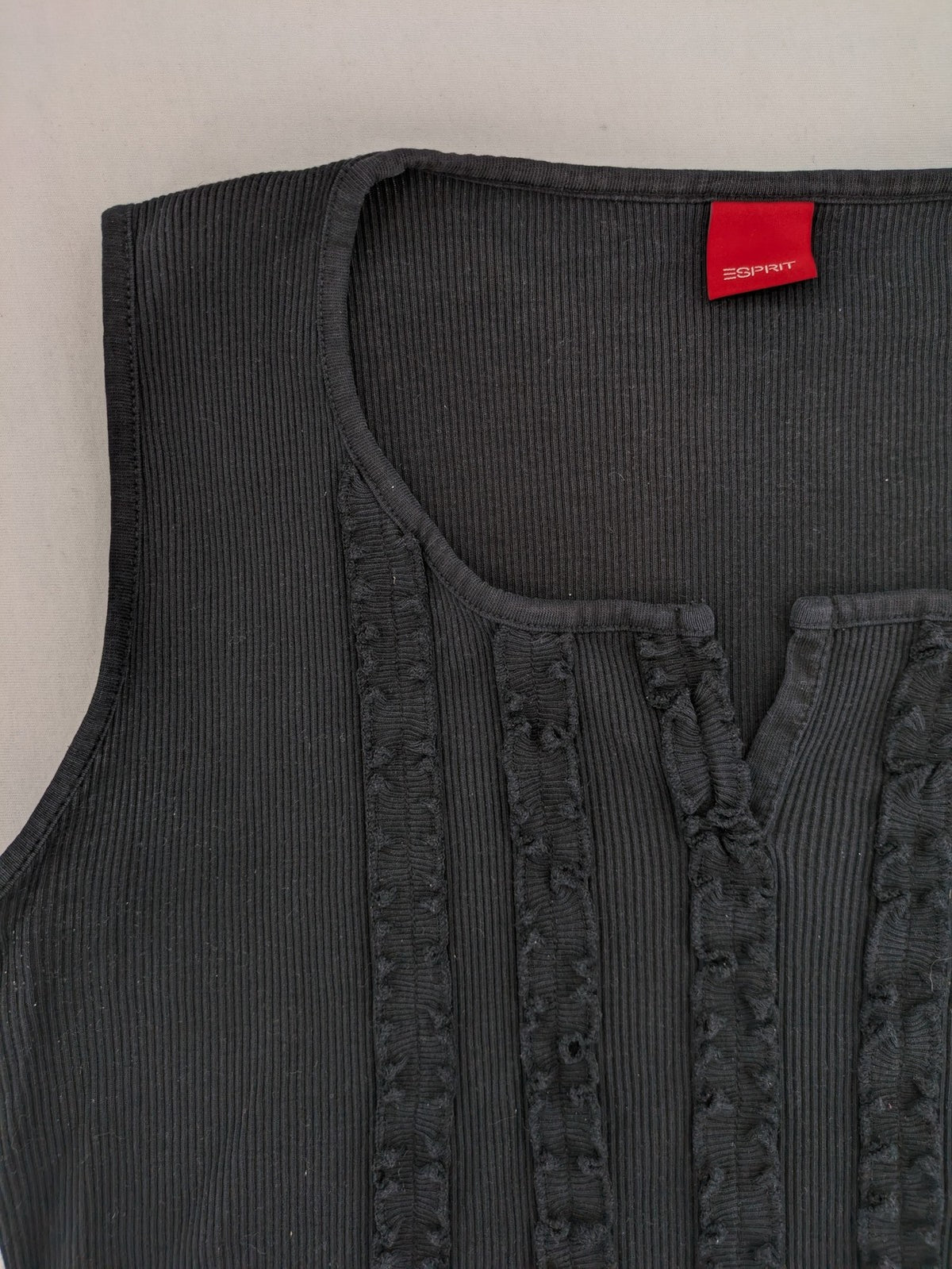 Esprit grey tank top with ruffled details and V-neck, made of soft ribbed cotton.