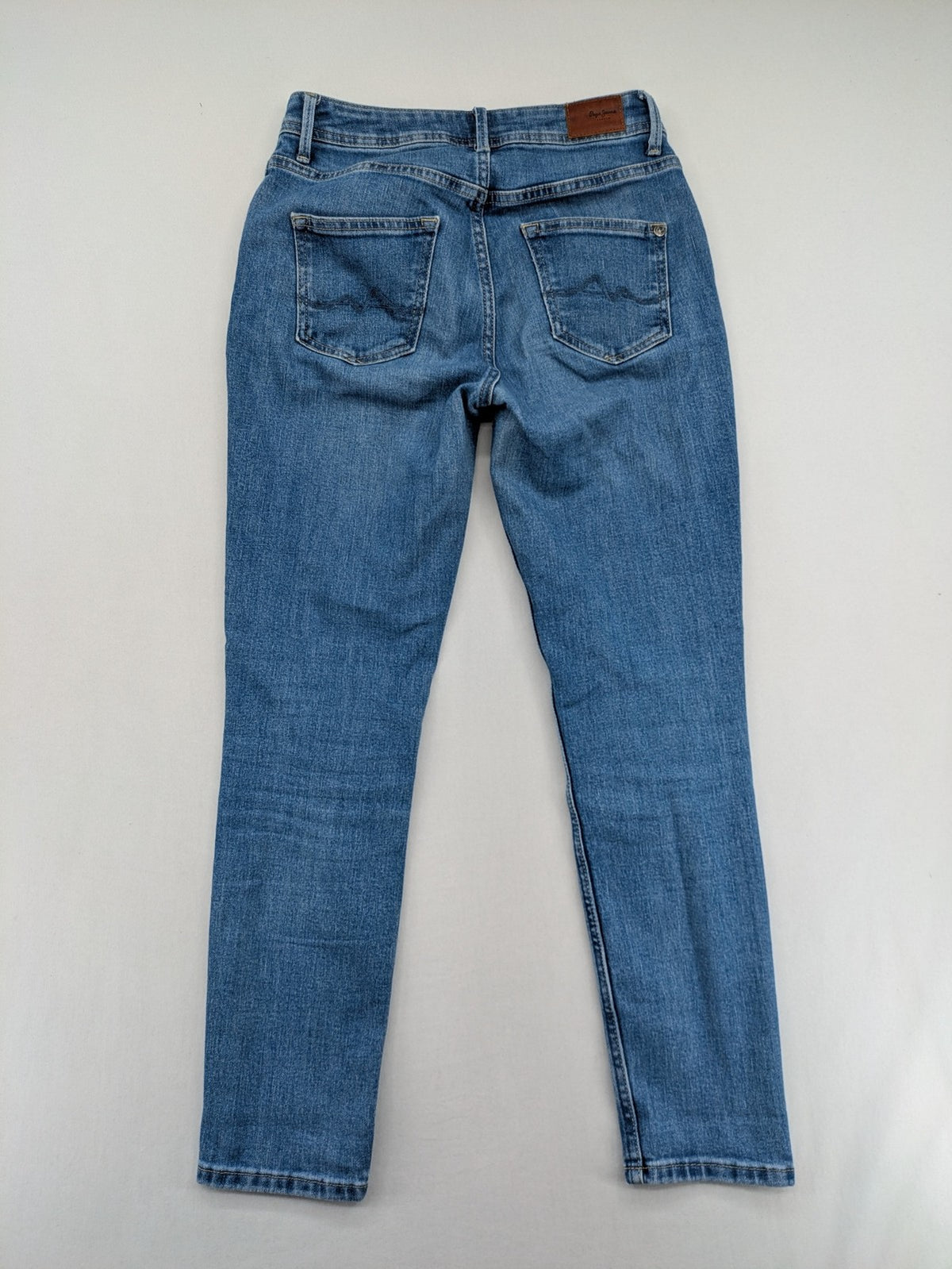 Pepe Jeans blue mom fit jeans high waist with Wiser Wash technology and carrot cut.