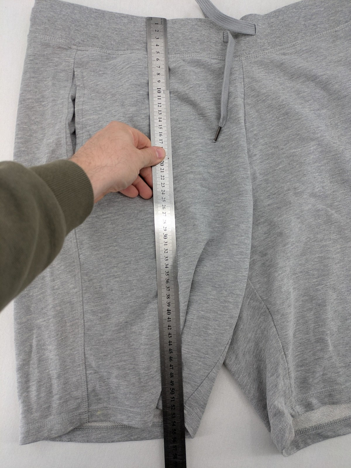 Crivit grey sweatshorts XL with elastic waistband and side pockets, cotton blend material.