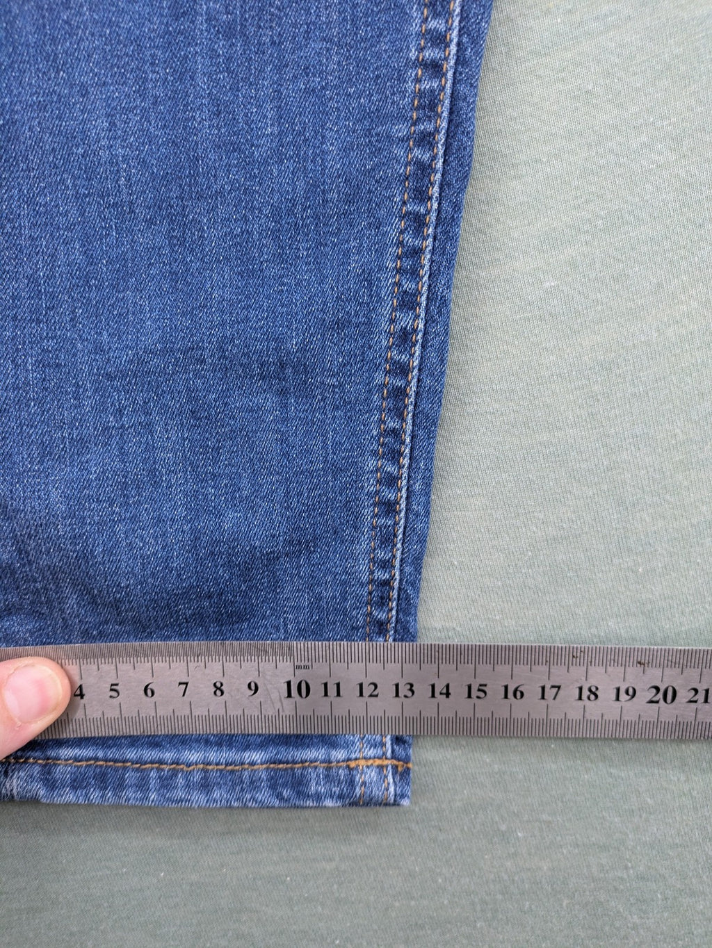 Q/S blue superslim fit jeans with classic 5-pocket style and zipper detail.