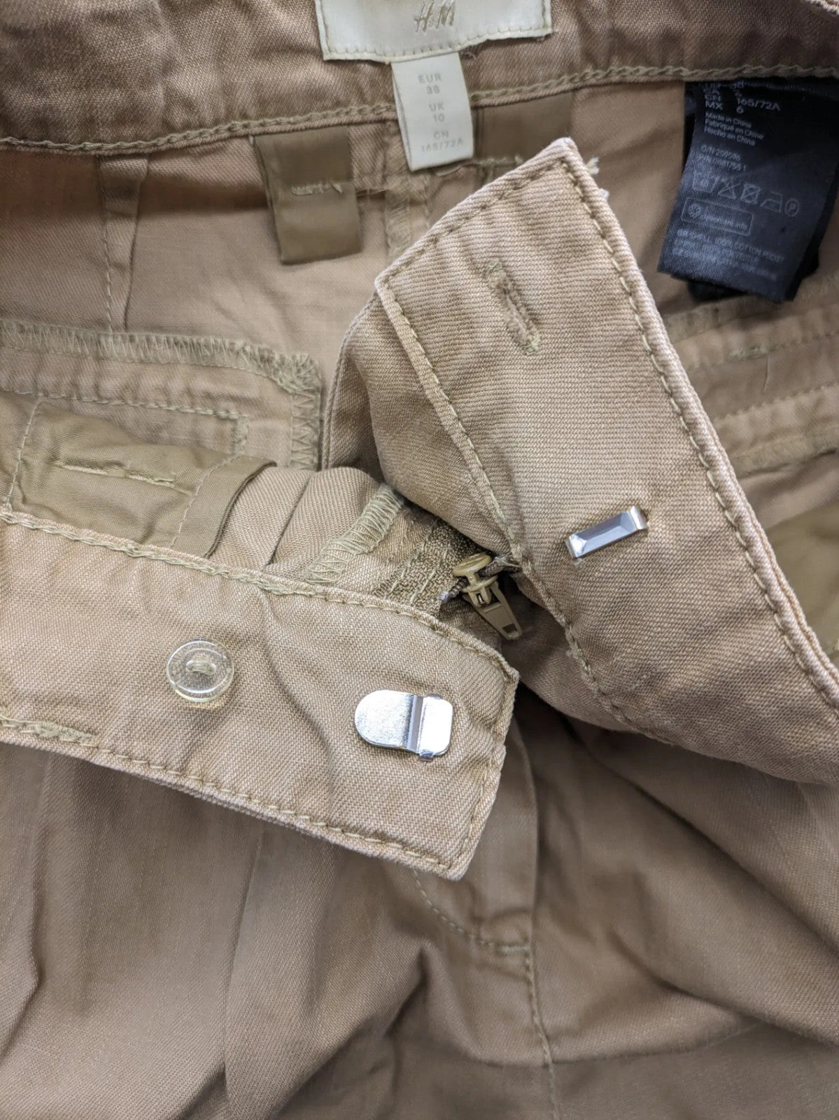 H&M beige tapered leg pants with pleats, high waist, 100% cotton, side pockets.