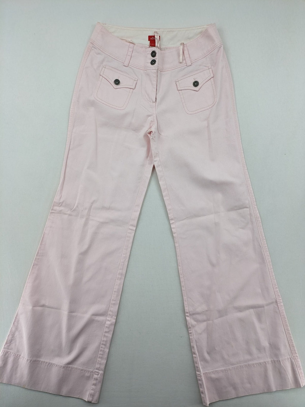 s.Oliver green bootcut pants with front pockets and button details, made of cotton-elastane blend.