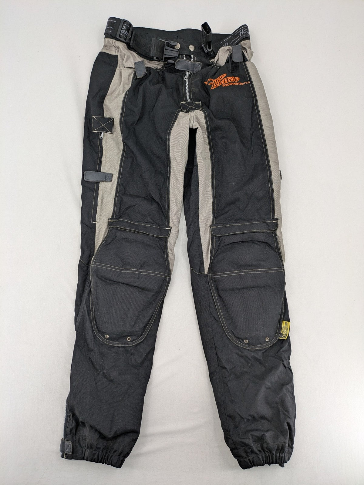 Pharao cream chaps with integrated knee protectors and adjustable waist belt.