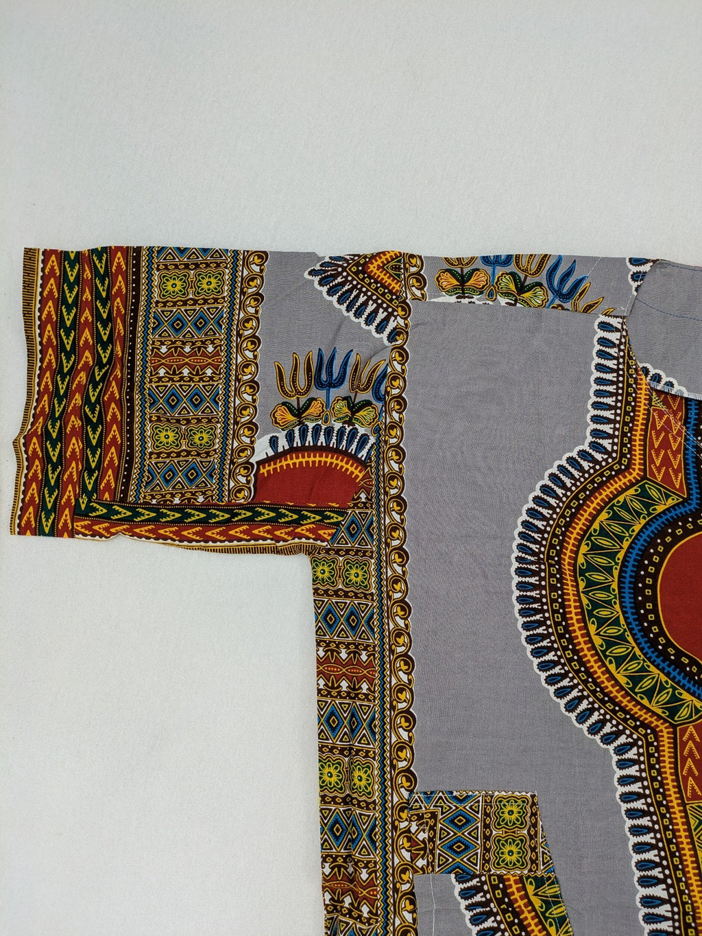 Kaftan multi Dashiki top grey with tribal patterns and front pockets, V-neck design.