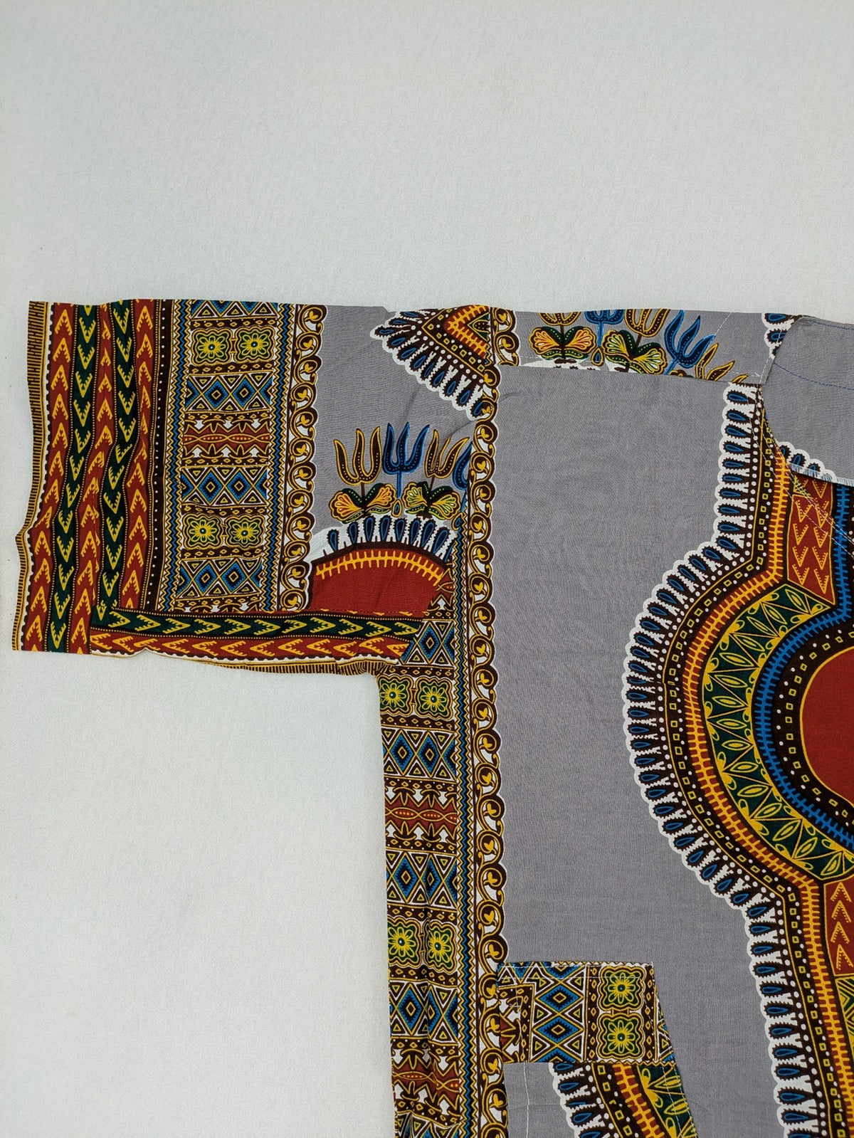 Kaftan multi Dashiki top grey with tribal patterns and front pockets, V-neck design.