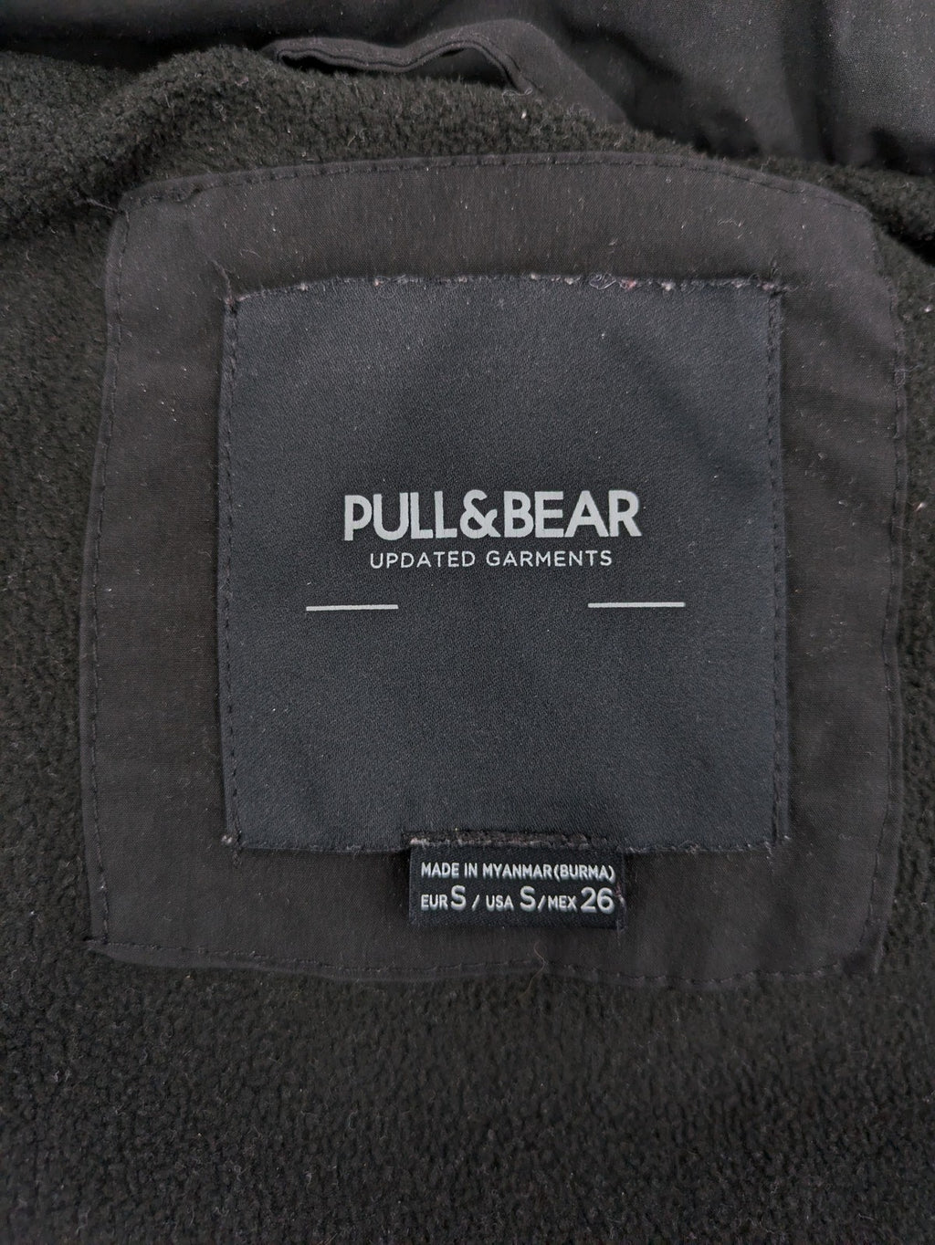 Pull&Bear black puffer coat with high collar, fleece lining, and quilted design.