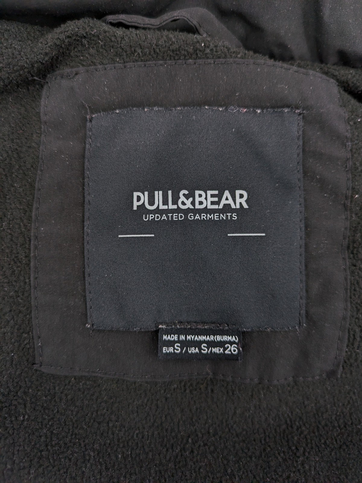 Pull&Bear black puffer coat with high collar, fleece lining, and quilted design.