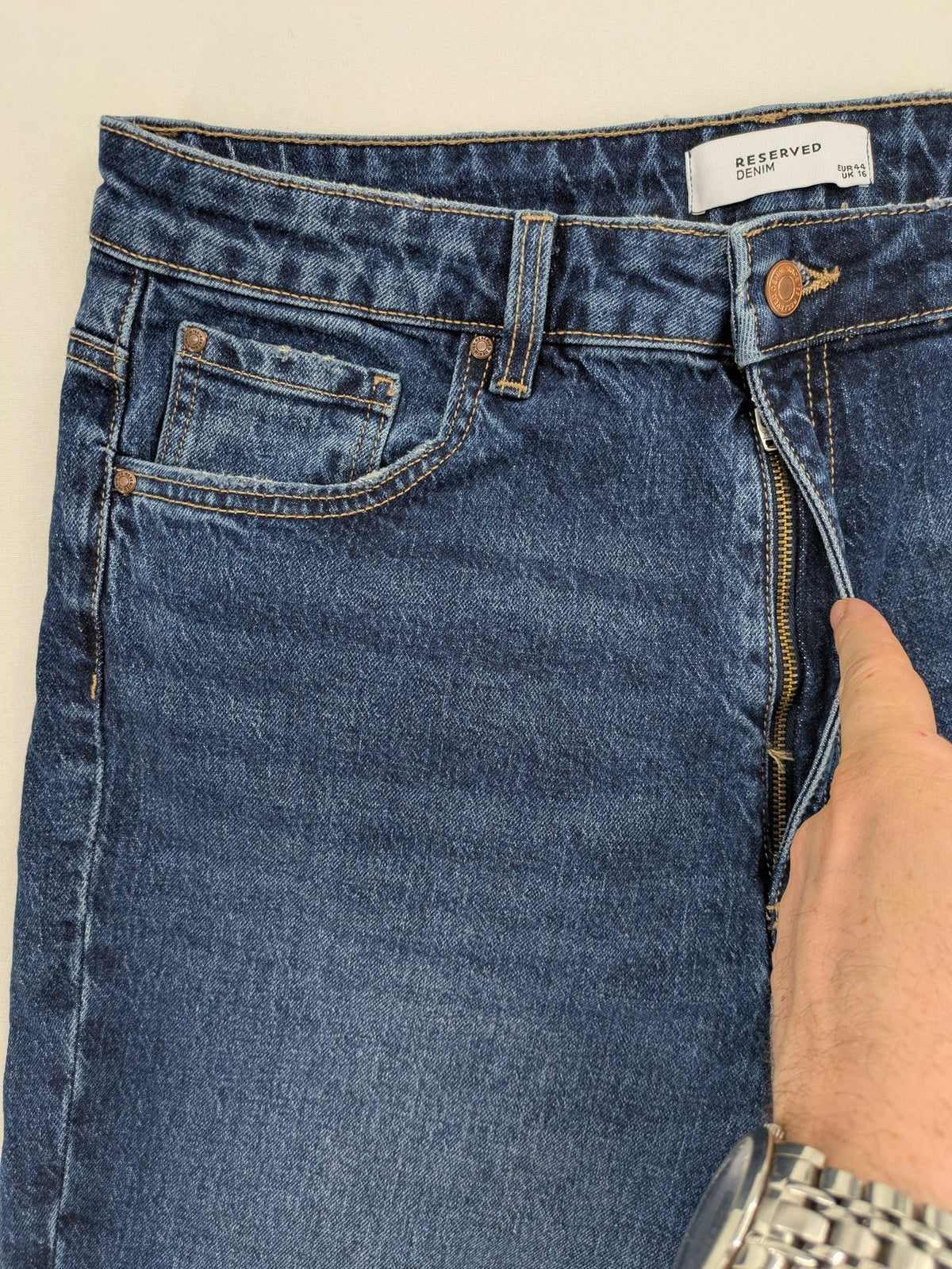 Reserved blue straight jeans high waist with classic fit and stretch cotton material.