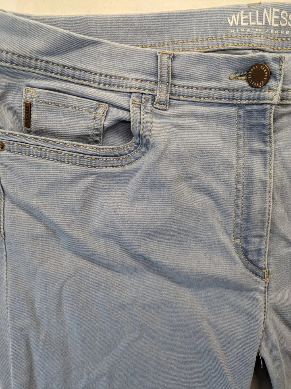 Zerres blue straight jeans 5-pocket style with stretch fabric and logo detail.