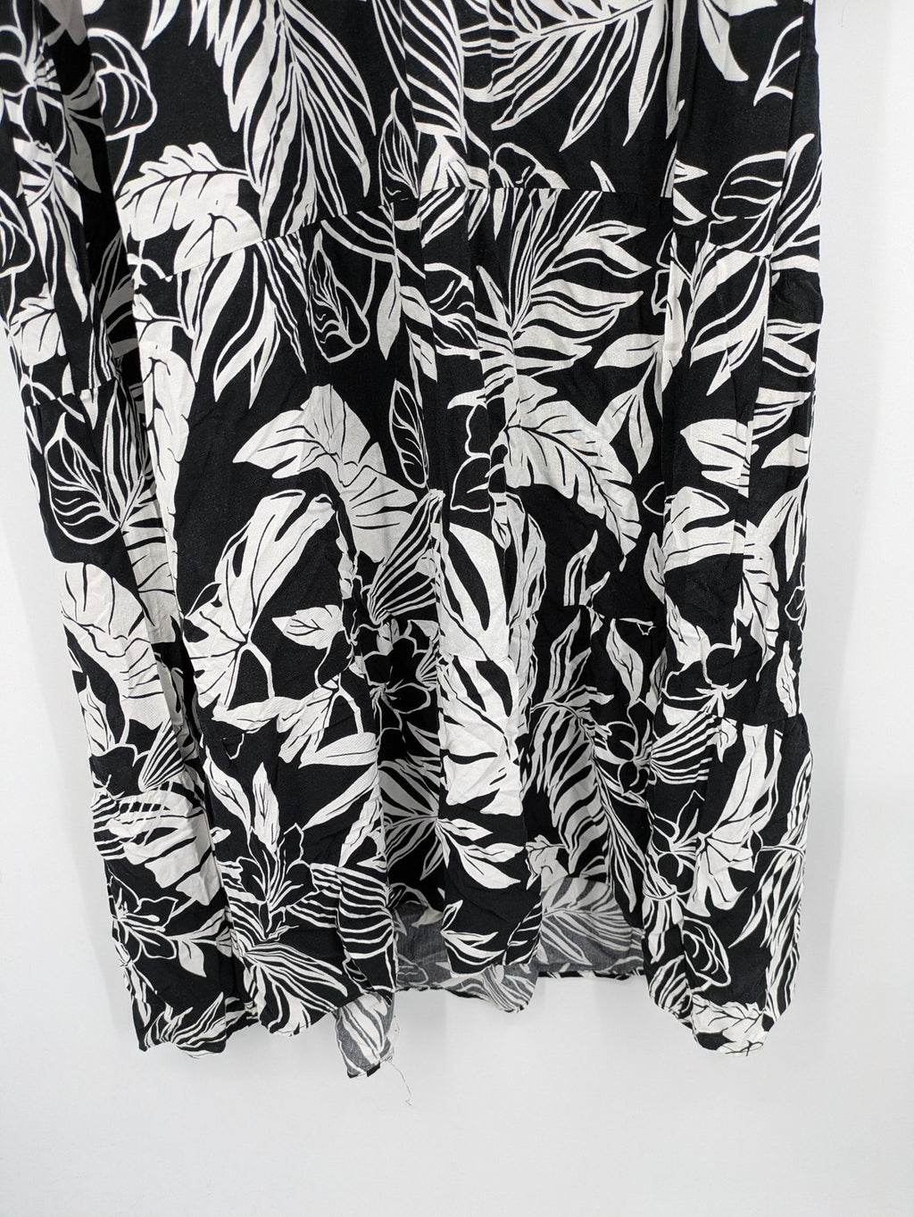 Amisu black and white floral midi dress, lightweight viscose, V-neck, 3/4 sleeves.